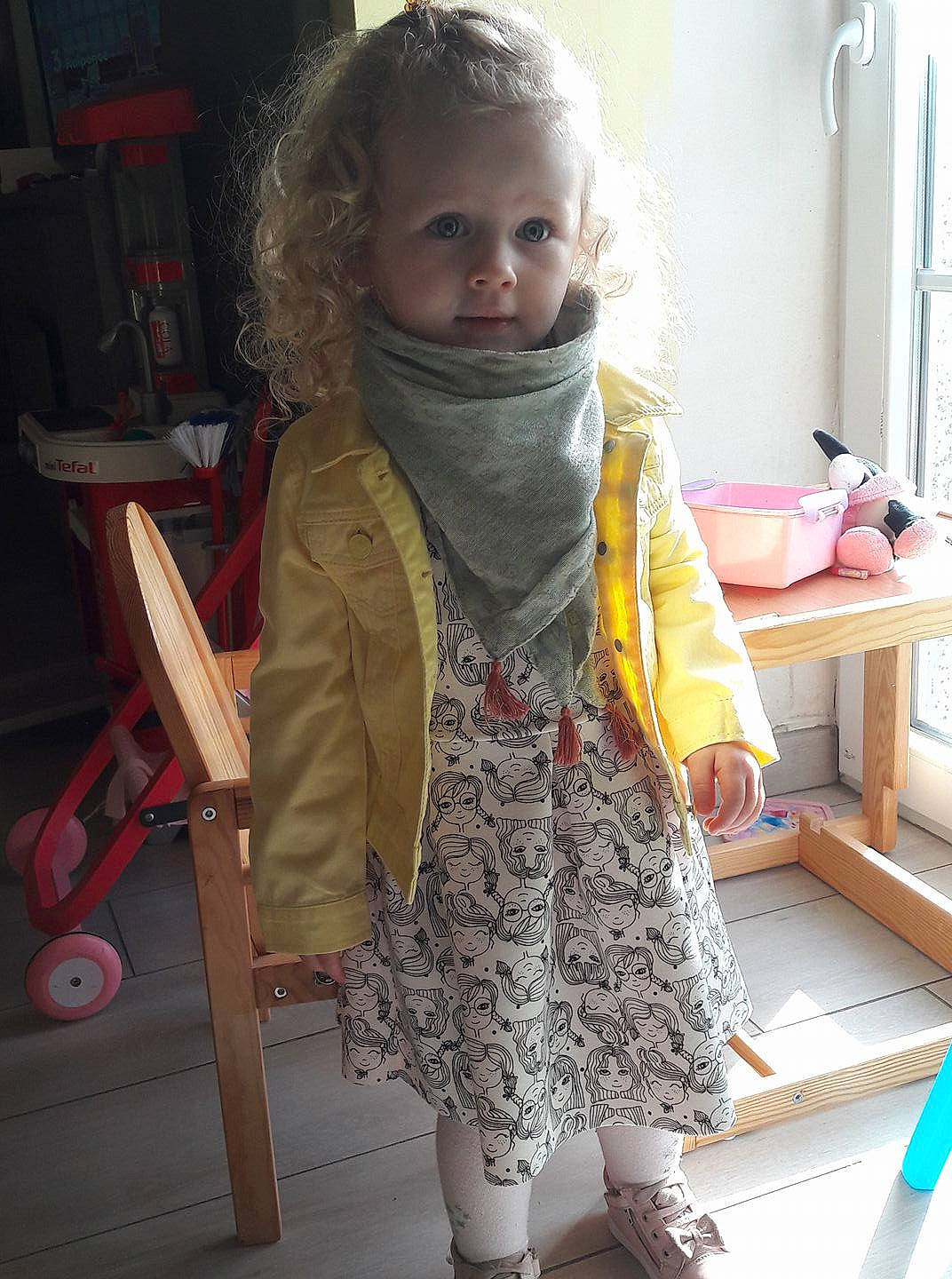 Axelle a rejoint le concours — aidez-le/la à gagner de superbes lots ! child, clothing, girl, infant, outerwear, person, scarf, skin, standing, sweater, textile, toddler, top
