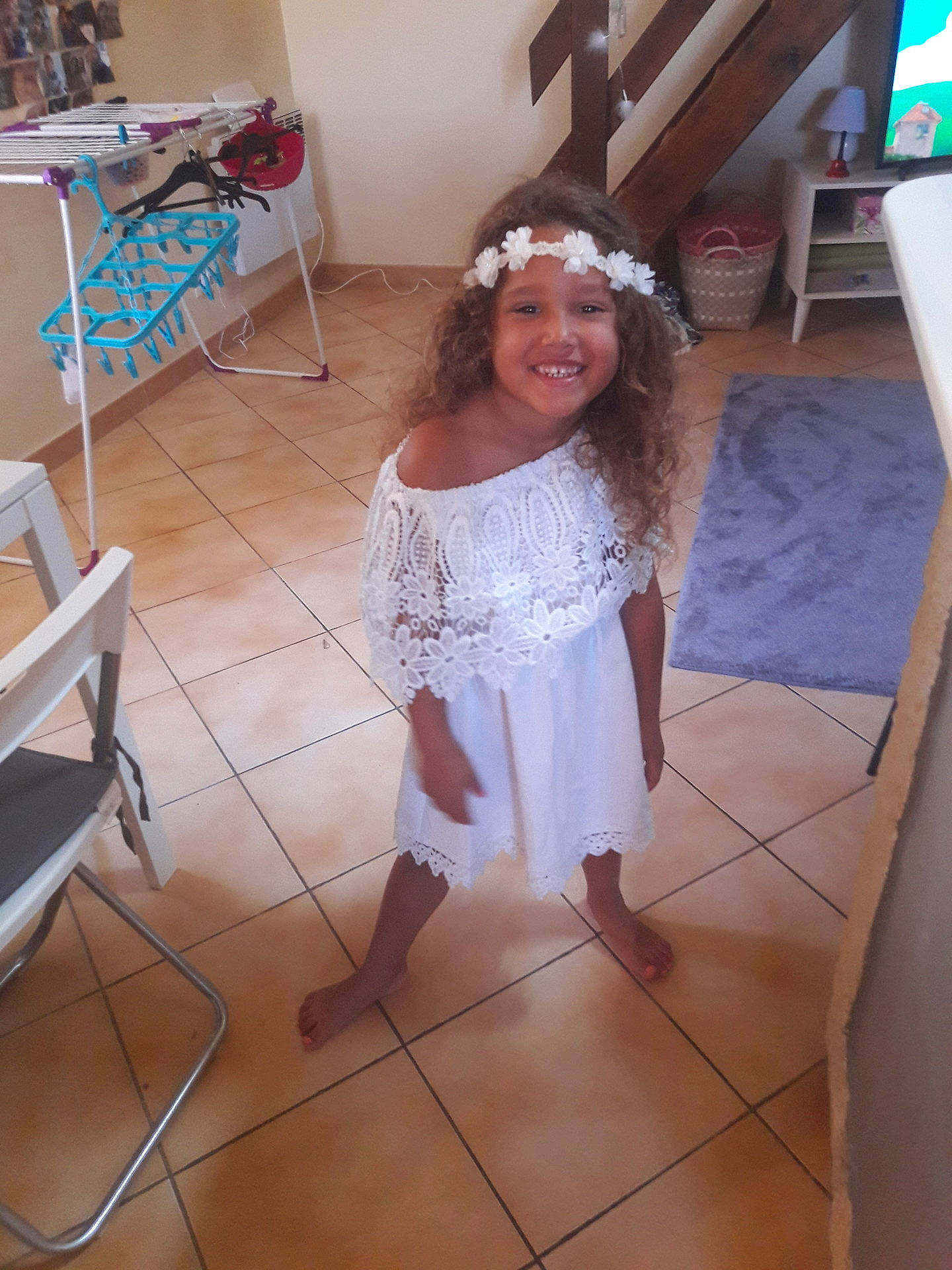 Inaya participe au concours pour gagner de l'argent avec cette photo : child, costume, day, dress, fashion_accessory, floor, flooring, fun, furniture, girl, gown, hair_accessory, headgear, headwear, joy, person, product, shoulder, textile, trunk