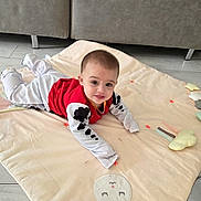 Giuliann a rejoint le concours — aidez-le/la à gagner de superbes lots ! baby, child, infant, play_mat, bunny, soft_toy, floor, sofa, red_clothing, white_clothing, cute, indoor, flooring, smiling, looking, lying_down, person, young_child, head, eyes