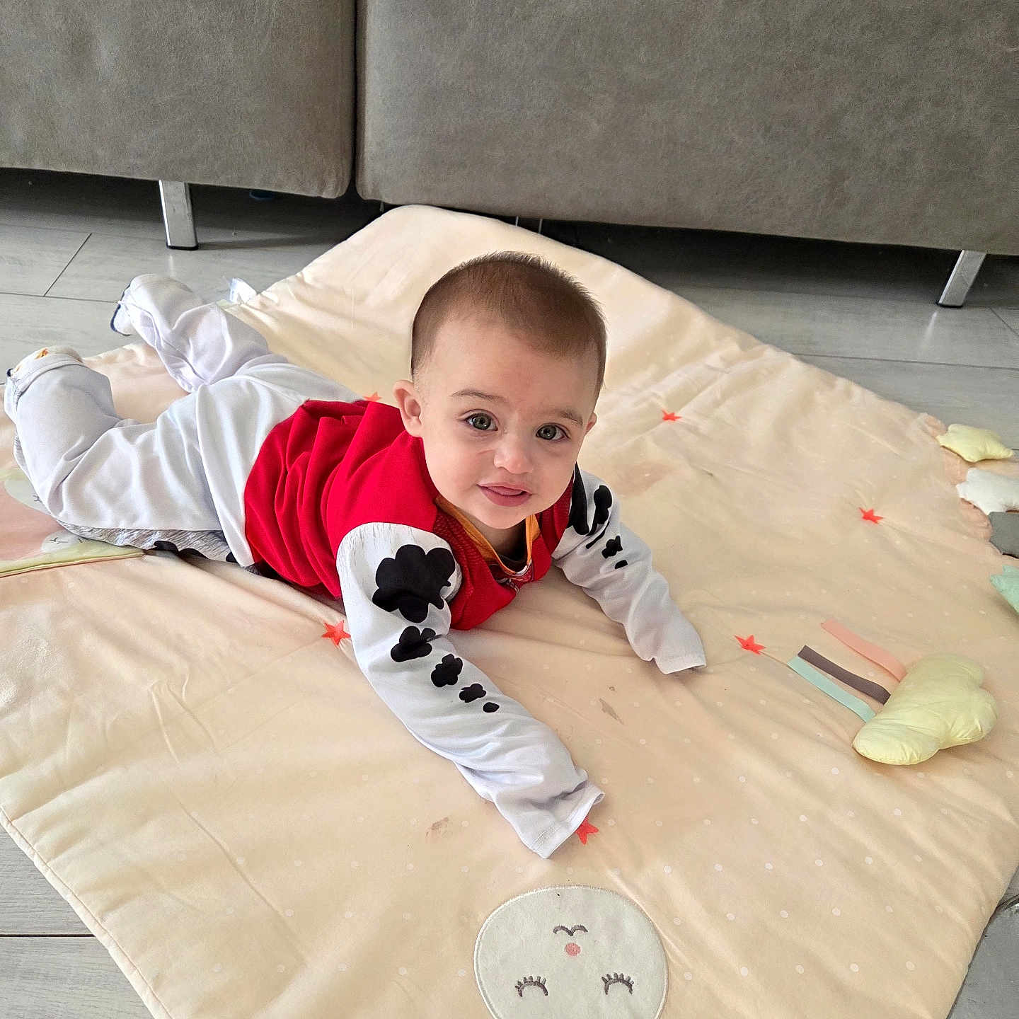 Giuliann a rejoint le concours — aidez-le/la à gagner de superbes lots ! baby, child, infant, play_mat, bunny, soft_toy, floor, sofa, red_clothing, white_clothing, cute, indoor, flooring, smiling, looking, lying_down, person, young_child, head, eyes