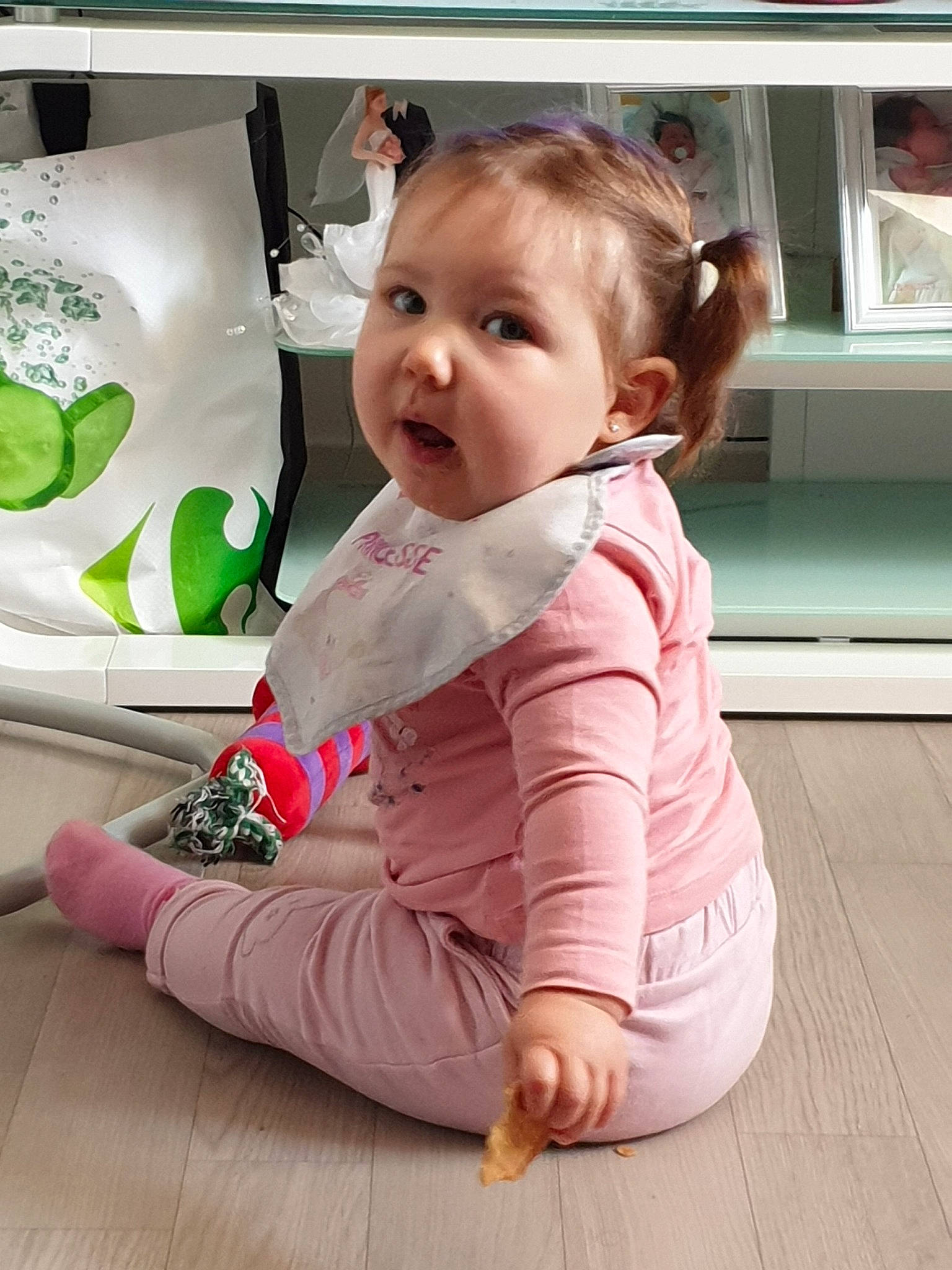 Victoria  participe au concours pour gagner de l'argent avec cette photo : baby, baby_toddler_clothing, beauty, cheek, child, daughter, floor, flooring, person, pink, play, sitting, skin, sleeve, toddler