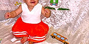 Léna participe au concours pour gagner de l'argent avec cette photo : baby, bow, celebration, child, cute, decorations, girl, happy, indoors, orange_skirt, paint_palette, pencil, pink_backpack, portrait, ruler, school_bus, sitting, smiling, toys, white_backdrop