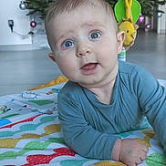 Aloïs a rejoint le concours — aidez-le/la à gagner de superbes lots ! baby, child, infant, playmat, toy, indoor, floor, colorful, curious, blue_eyes, long_sleeve, crawling, cute, person, home, holiday_decor, giraffe_toy, pacifier, expression, floor_tiles