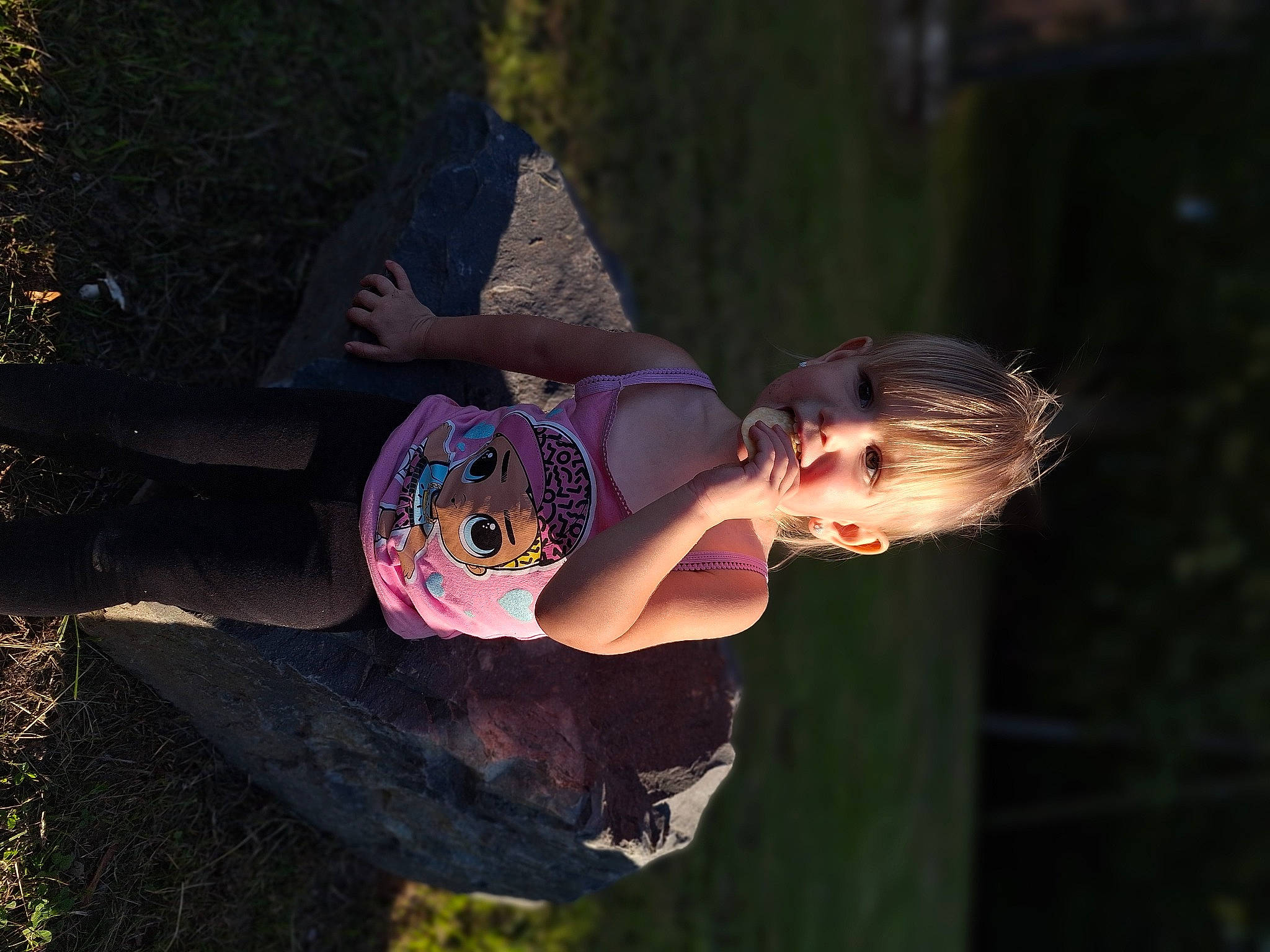 Giullya a rejoint le concours — aidez-le/la à gagner de superbes lots ! baby, child, event, flash_photography, fun, grass, happy, leisure, people_in_nature, person, plant, recreation, smile, thigh, toddler, tree, water