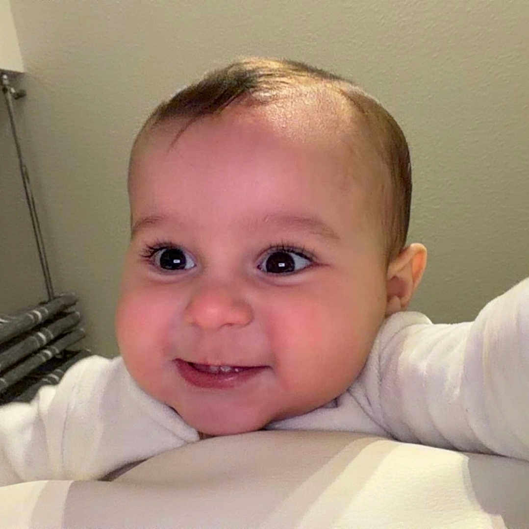 Kenan participe au concours pour gagner de l'argent avec cette photo : baby, child, smiling, happy, indoor, person, face, infant, cute, portrait, reaching, eyes, cheeks, clothing, young, human, expression, head, skin, babywear