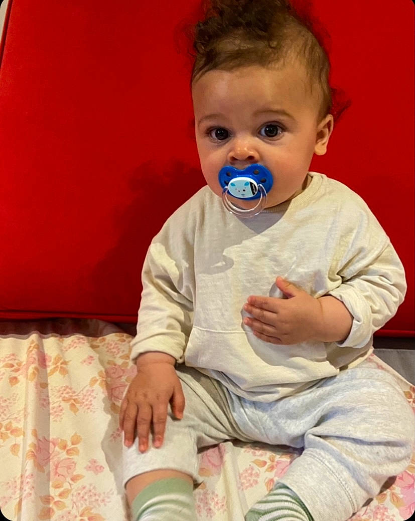 Kayden a rejoint le concours — aidez-le/la à gagner de superbes lots ! arm, baby, baby_toddler_clothing, cheek, child, comfort, finger, flooring, fun, happy, iris, neck, nose, pattern, person, product, sitting, skin, sleeve, surprise