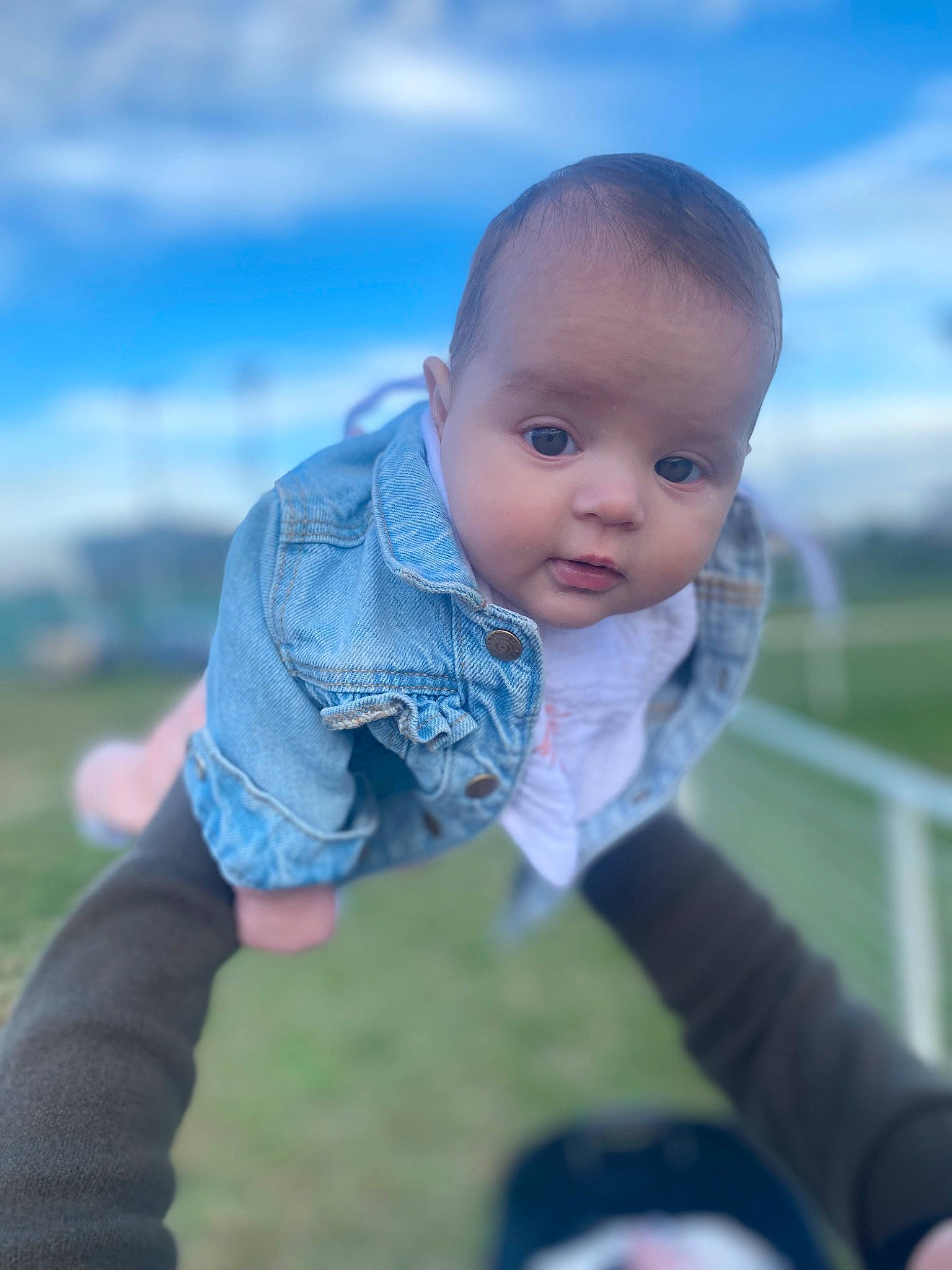 Alya a rejoint le concours — aidez-le/la à gagner de superbes lots ! baby, baby_products, baby_toddler_clothing, child, cloud, electric_blue, flash_photography, fun, gesture, grass, grassland, happy, human_body, leisure, people_in_nature, person, recreation, sitting, sky, toddler