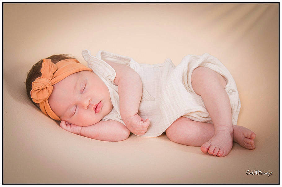 Alya a rejoint le concours — aidez-le/la à gagner de superbes lots ! baby, baby_sleeping, baby_toddler_clothing, cheek, child, comfort, flash_photography, flesh, flooring, foot, happy, headband, headgear, headwear, linens, peach, person, portrait_photography, sitting, skin