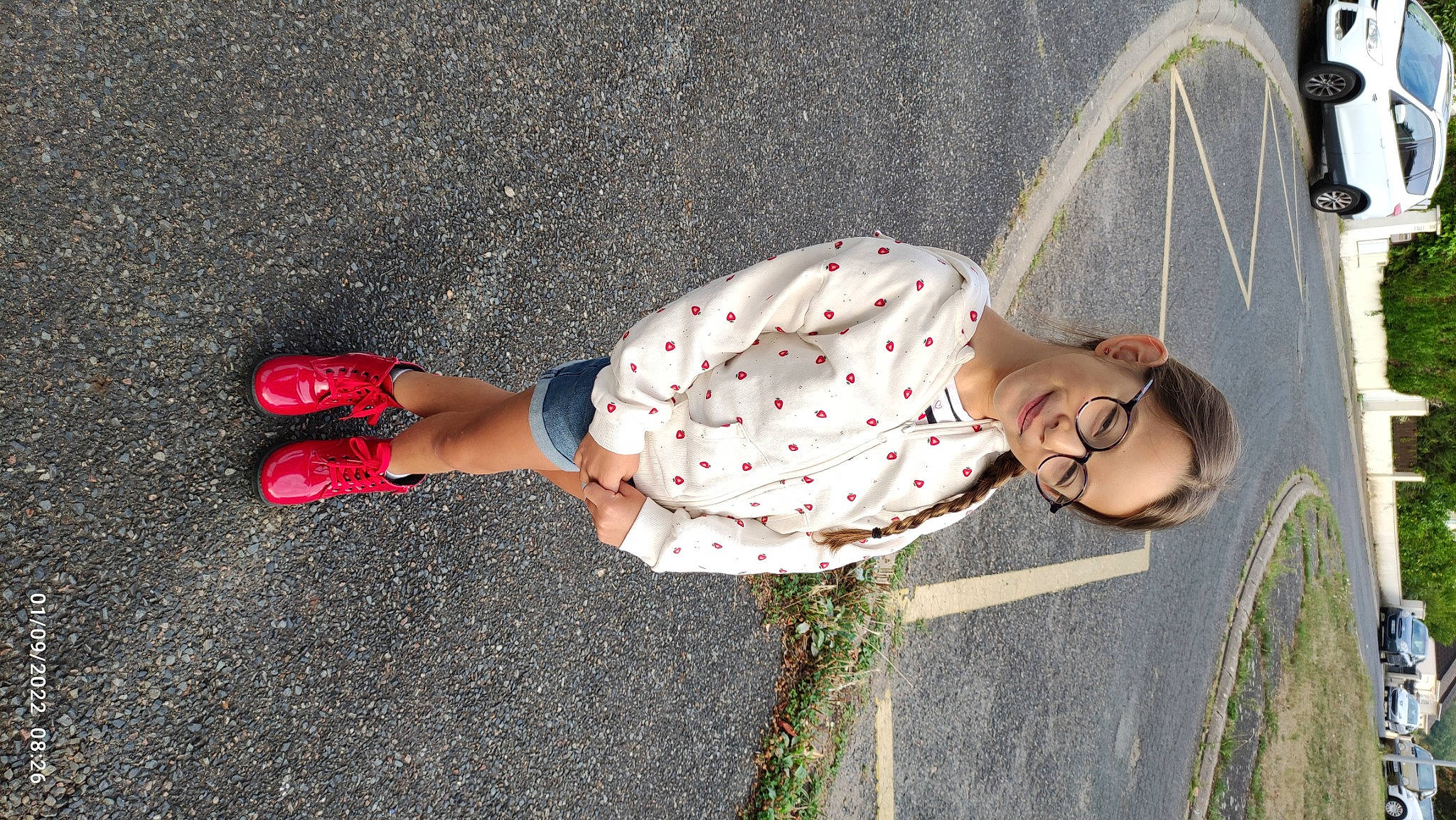 Emma a rejoint le concours — aidez-le/la à gagner de superbes lots ! asphalt, child, dress, foot, fun, grass, human_body, human_leg, joy, knee, leg, pattern, people_in_nature, person, pink, plant, road_surface, sandal, sidewalk, sunglasses