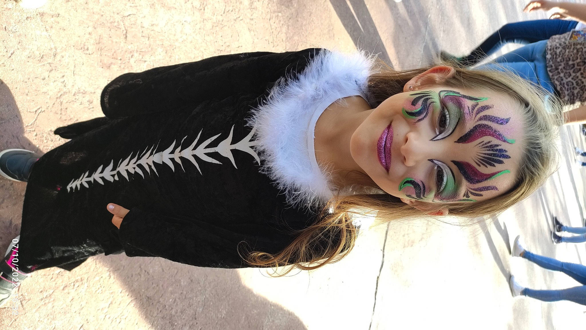 Emma a rejoint le concours — aidez-le/la à gagner de superbes lots ! bangs, brown_hair, cool, costume, earrings, eyelash, eyewear, fashion_accessory, fur, goggles, hair_coloring, happy, joy, lip, lipstick, outerwear, person, smile, sunglasses, tree