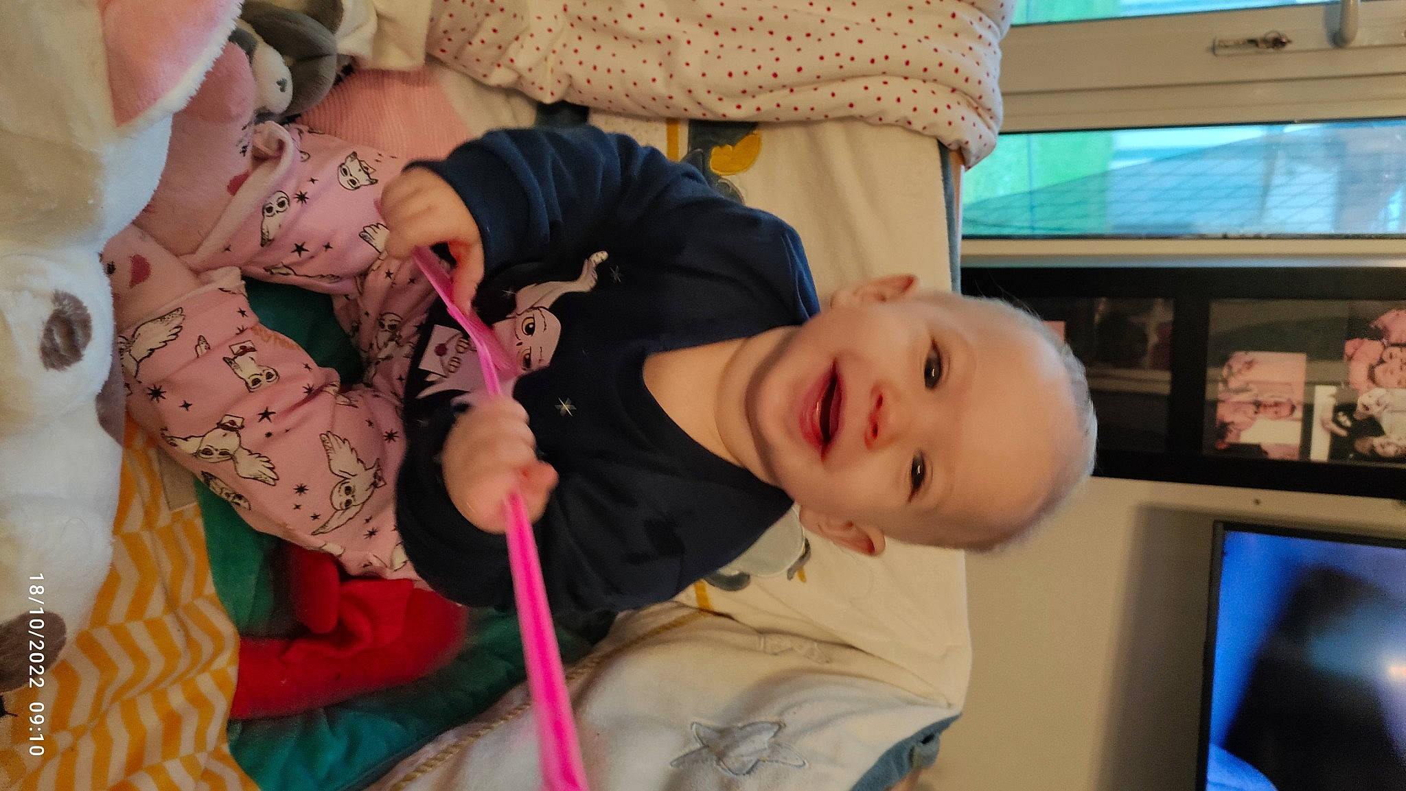 Liv participe au concours pour gagner de l'argent avec cette photo : baby, baby_products, baby_toddler_clothing, cheek, child, fun, happy, leisure, pattern, person, play, product, room, skin, smile, toddler, tree, vacation, wood