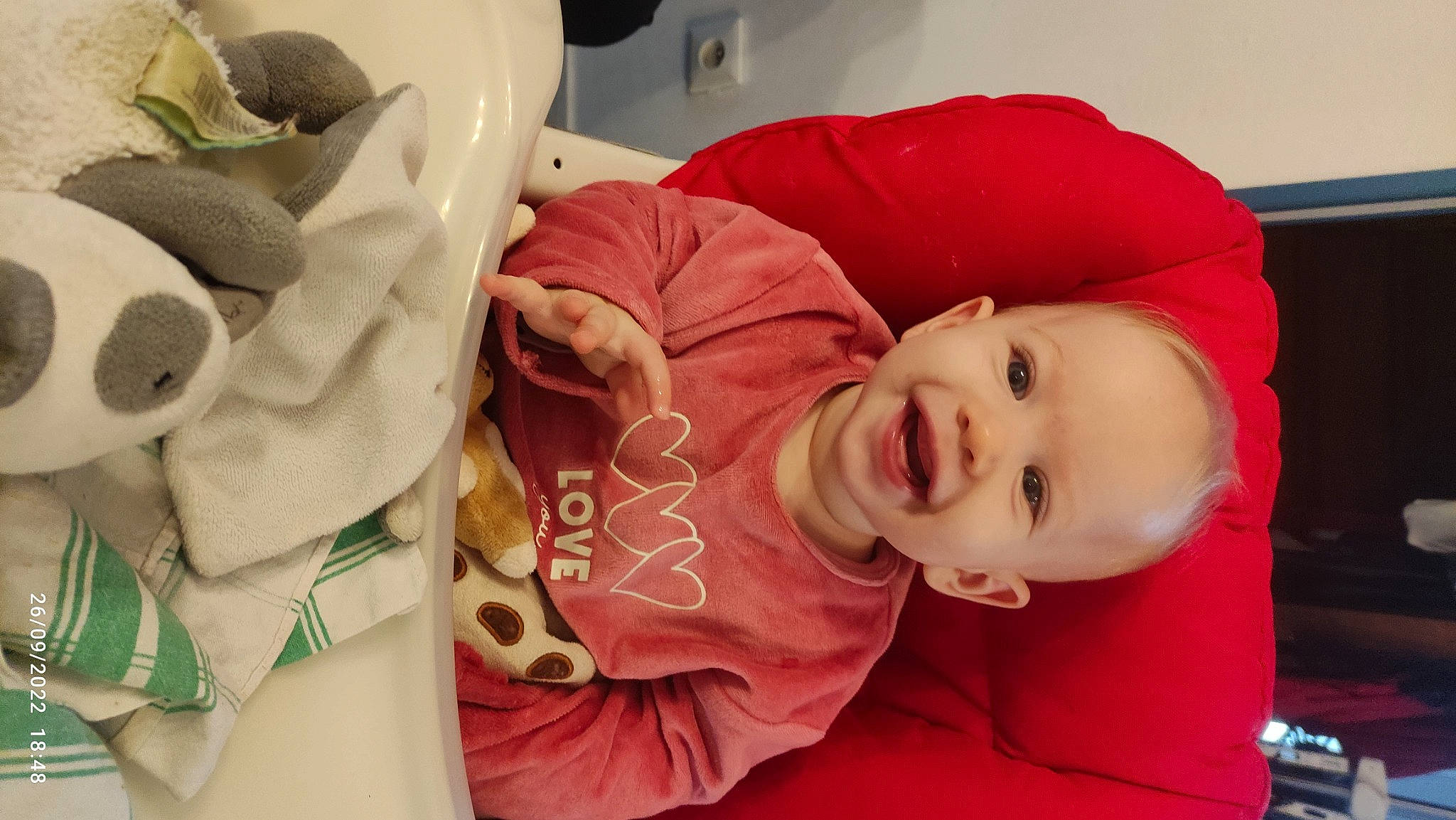 Liv a rejoint le concours — aidez-le/la à gagner de superbes lots ! baby, baby_laughing, baby_toddler_clothing, cheek, child, comfort, happy, hat, headgear, lip, mammal, mouth, person, product, room, skin, sleeve, smile, textile, toddler