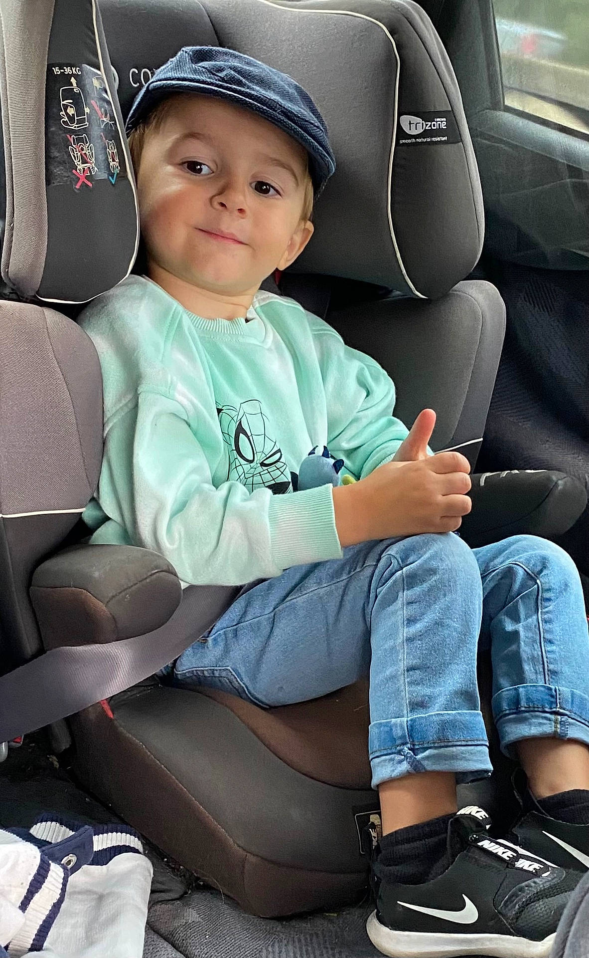 Dyklan a rejoint le concours — aidez-le/la à gagner de superbes lots ! boy, car, car_interior, carseat, child, clothing, face, footwear, head, jeans, male, pants, person, photography, portrait, shoe, sitting, sleeve, transportation, vehicle