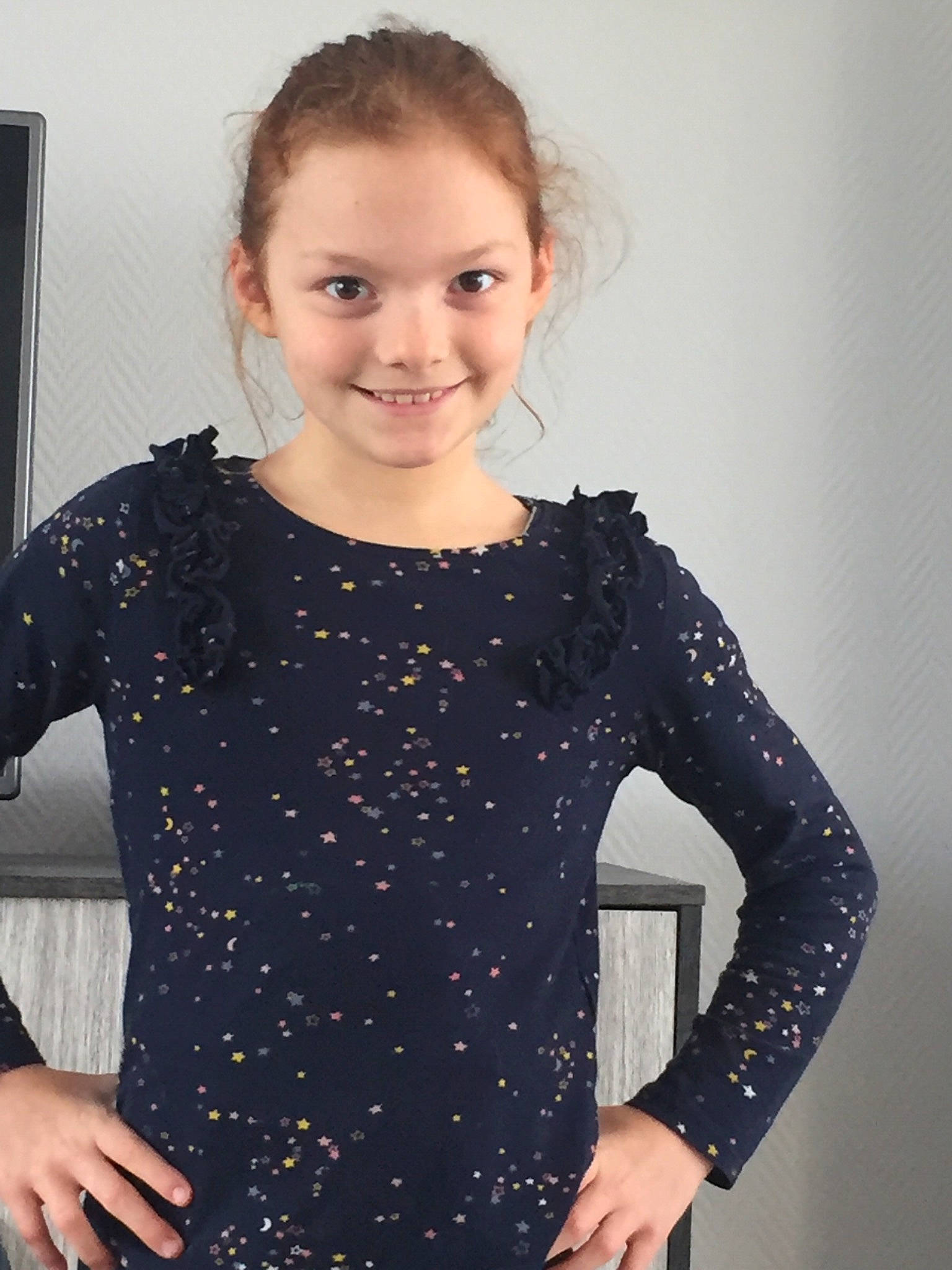 Rosita participe au concours pour gagner de l'argent avec cette photo : blouse, child, child_model, clothing, design, dress, girl, joint, joy, neck, outerwear, pattern, person, shoulder, sleeve, sweater, t_shirt, textile, top