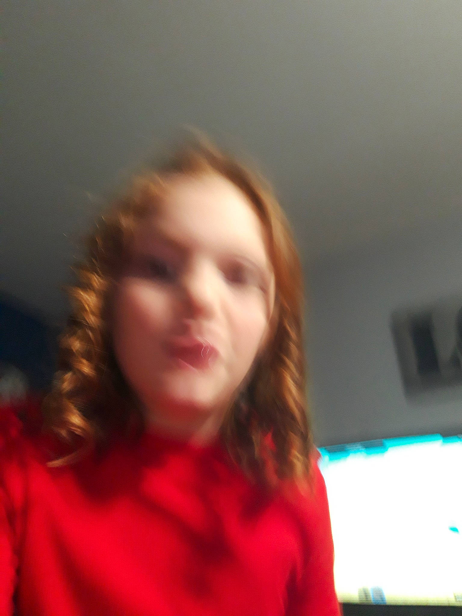 Rosita participe au concours pour gagner de l'argent avec cette photo : beauty, blond, brown_hair, cheek, chin, eye, eyebrow, face, forehead, fun, hair, hairstyle, head, lady, lip, long_hair, nose, person, red, skin