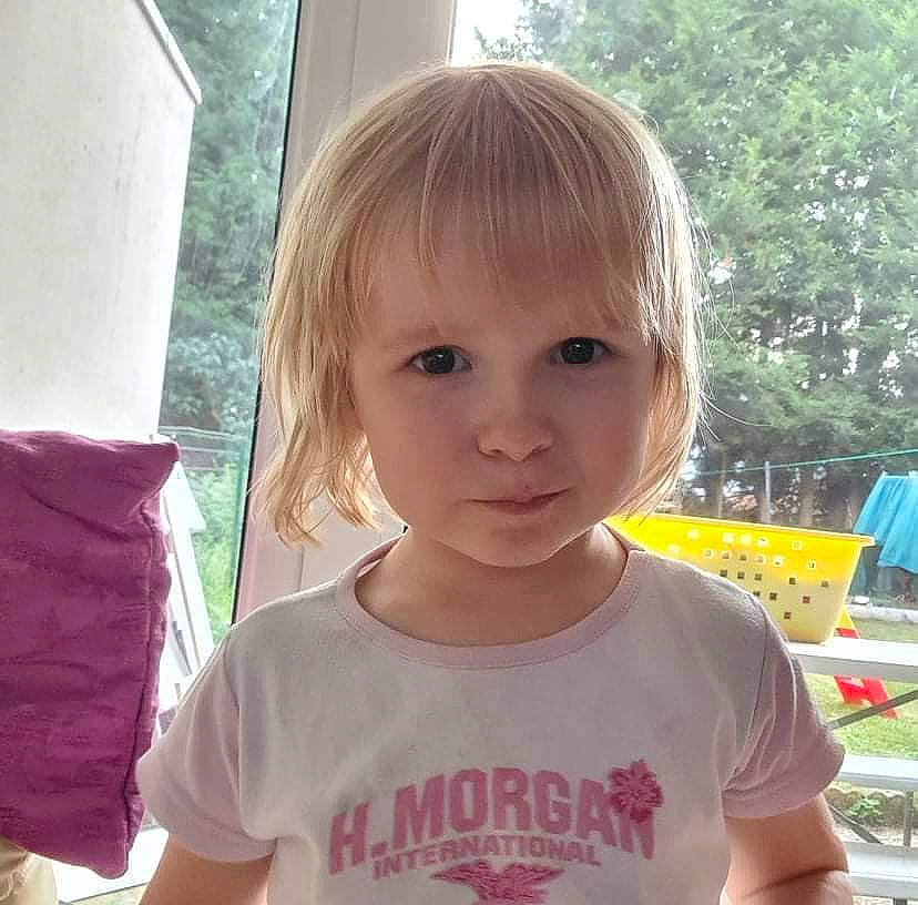 Elya participe au concours pour gagner de l'argent avec cette photo : bangs, cheek, child, cool, eye, eyelash, facial_expression, fun, grass, hair, hairstyle, happy, leisure, lip, nose, person, sleeve, surfer_hair, t_shirt, toddler