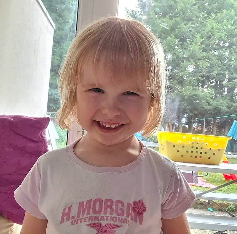 Elya a rejoint le concours — aidez-le/la à gagner de superbes lots ! baby_toddler_clothing, bangs, beauty, blond, cheek, child, fun, grass, happy, joy, leisure, person, pink, plant, recreation, smile, summer, t_shirt, tableware, toddler