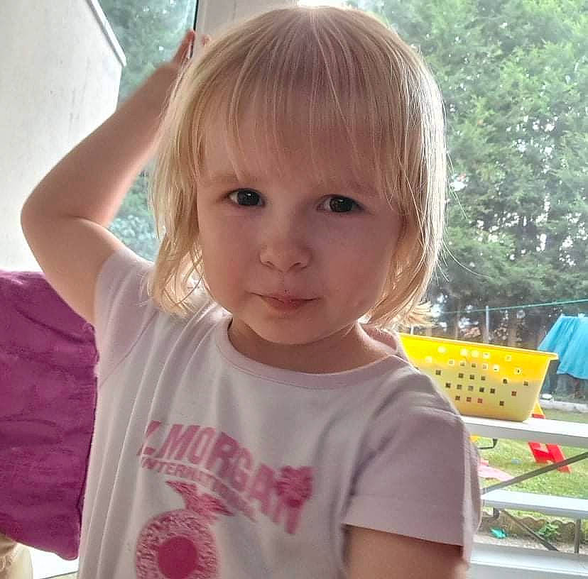 Elya a rejoint le concours — aidez-le/la à gagner de superbes lots ! bangs, blond, cheek, child, chin, eyelash, fun, gesture, grass, happy, iris, layered_hair, leisure, nose, person, plant, sleeve, summer, surfer_hair, t_shirt