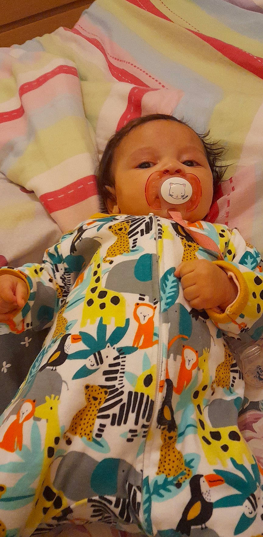 Kayanah participe au concours pour gagner de l'argent avec cette photo : baby, baby_products, baby_safety, baby_toddler_clothing, cheek, child, comfort, entertainment, event, eyelash, fun, happy, linens, nose, orange, pattern, performing_arts, person, sleeve, textile