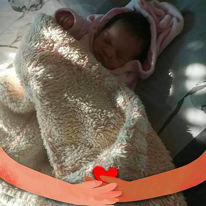 Kayanah participe au concours pour gagner de l'argent avec cette photo : baby, carmine, comfort, fashion_accessory, flesh, fur, fur_clothing, glove, headgear, human_leg, linens, nail, person, product, stuffed_toy, tail, textile, thread, toddler, under_exposed