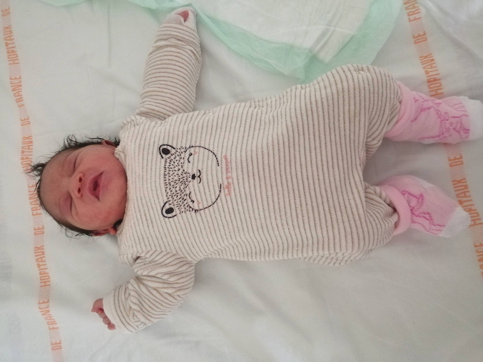 Kayanah participe au concours pour gagner de l'argent avec cette photo : arm, baby, baby_products, baby_sleeping, baby_toddler_clothing, child, comfort, couch, fashion_accessory, hand, human_body, linens, pattern, person, pink, room, skin, sleeve, textile, toddler