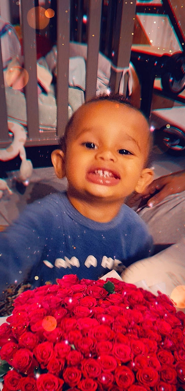 Sidy participe au concours pour gagner de l'argent avec cette photo : black, blue, cheek, child, event, eye, facial_expression, flower, fun, happy, iris, joy, mouth, organ, people, person, petal, plant, red, skin