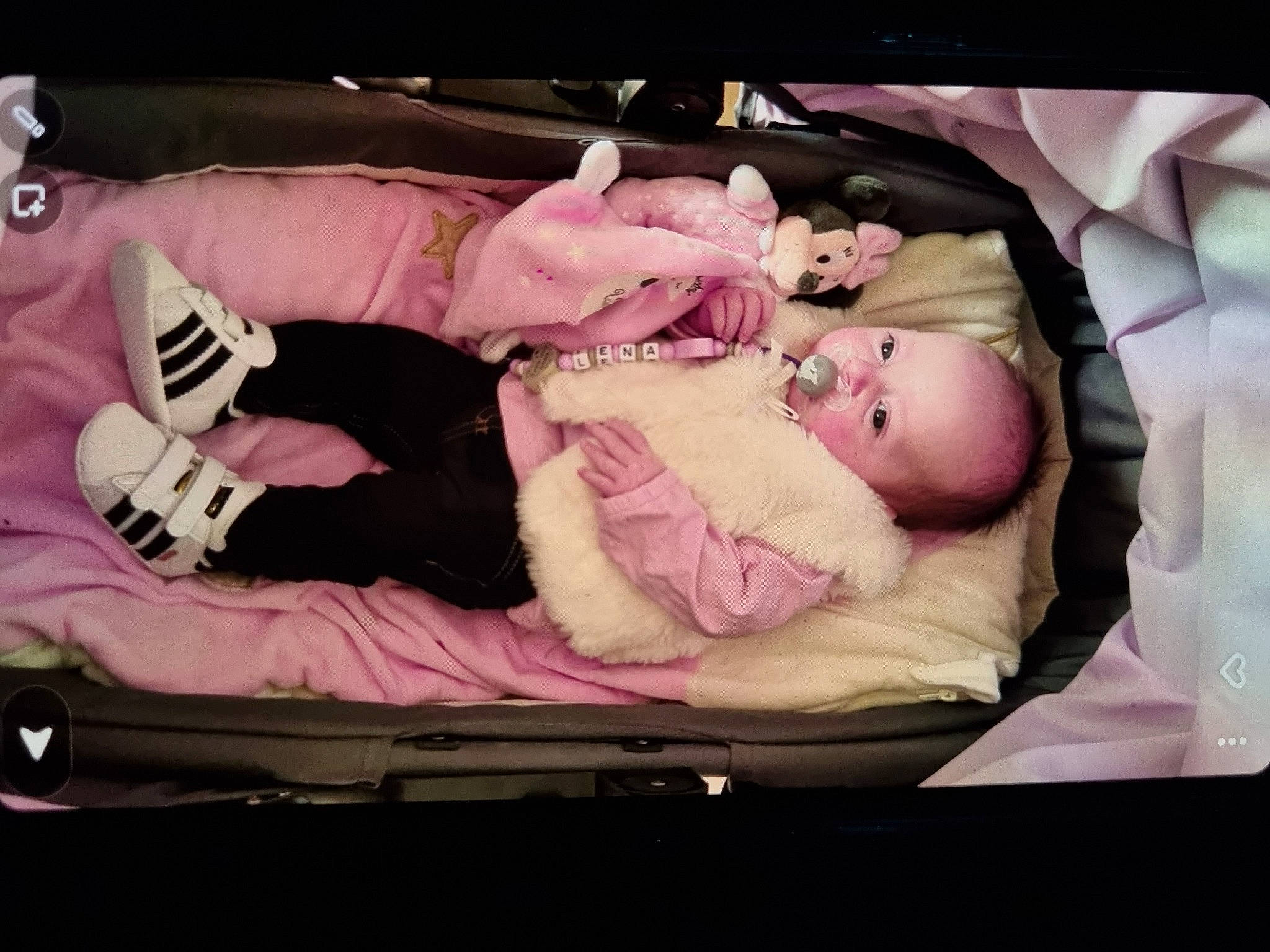 Léna participe au concours pour gagner de l'argent avec cette photo : baby, baby_carriage, baby_products, baby_sleeping, baby_toddler_clothing, bedtime, child, comfort, infant_bed, lap, linens, magenta, nap, person, pink, room, sitting, sleep, toddler