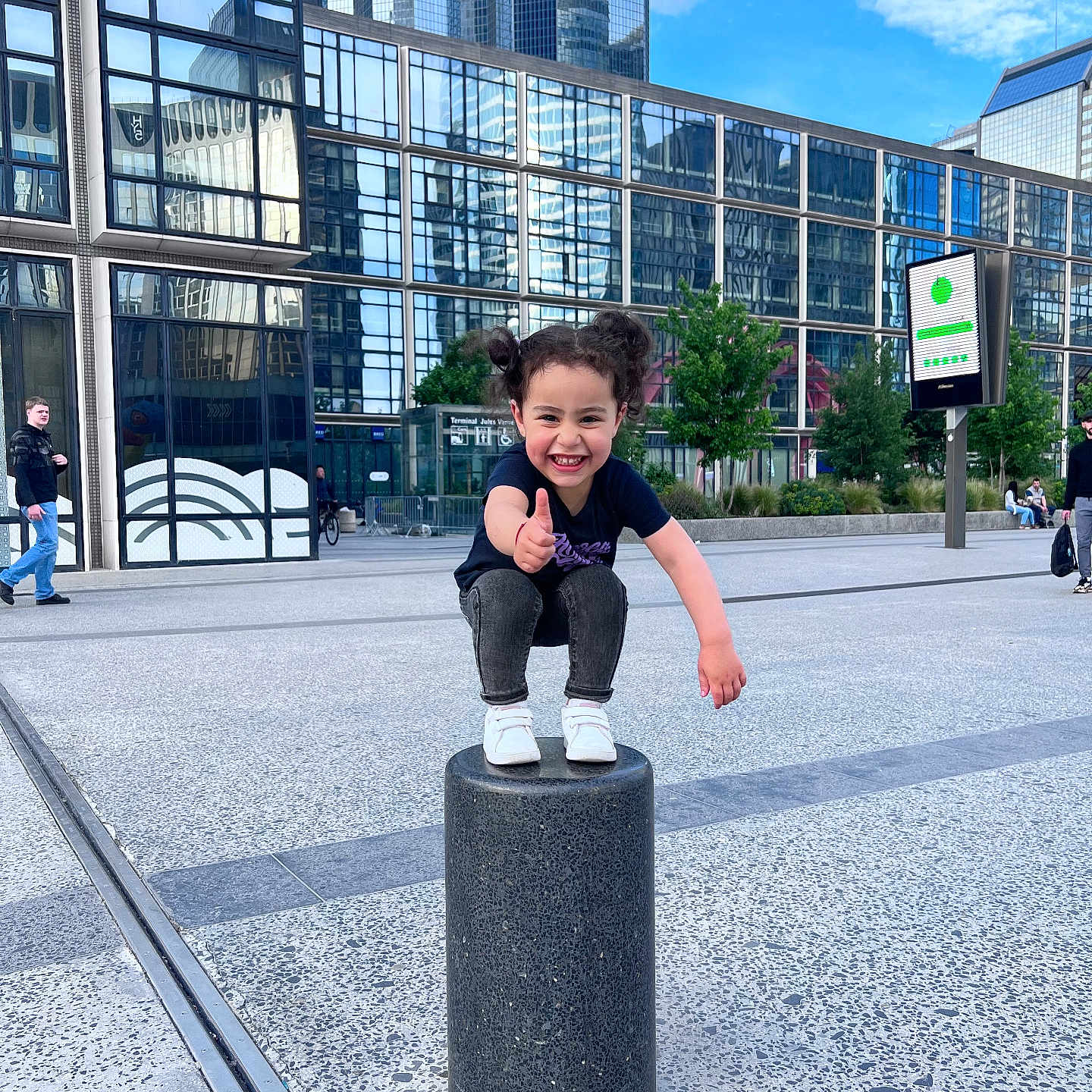 Anfaale Et Elianna a rejoint le concours — aidez-le/la à gagner de superbes lots ! architecture, building, child, city, condo, face, female, girl, head, housing, neighborhood, officebuilding, outdoors, person, photography, portrait, road, shelter, street, urban