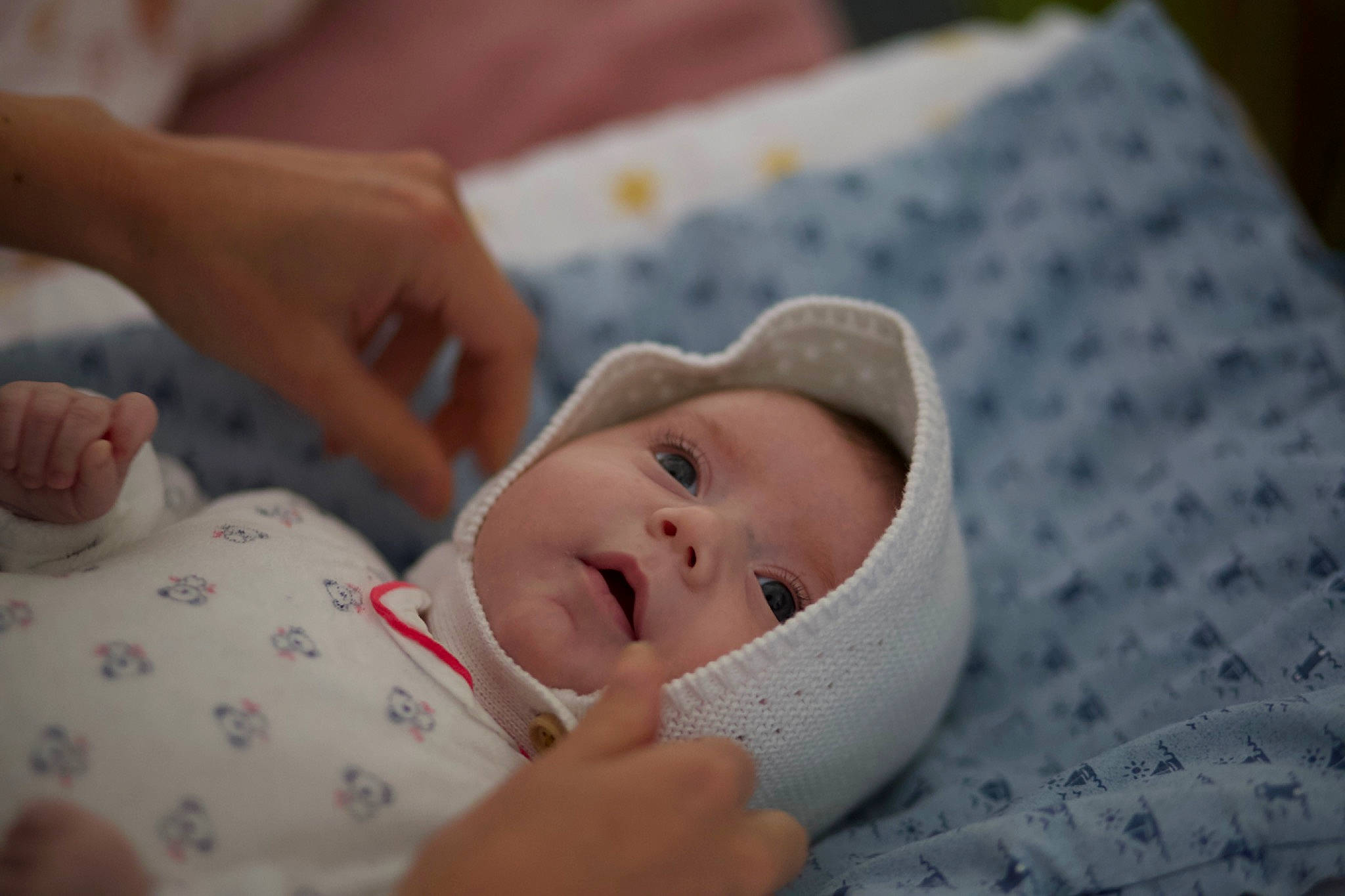 Ella participe au concours pour gagner de l'argent avec cette photo : baby, baby_products, baby_sleeping, baby_toddler_clothing, bedtime, cheek, child, childbirth, comfort, event, finger, gesture, grass, hand, happy, hat, headwear, linens, person, skin