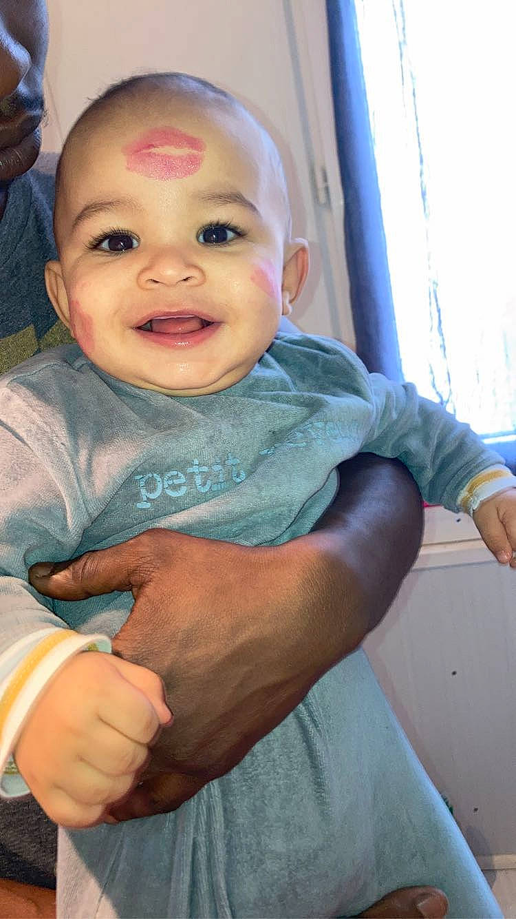 Noha a rejoint le concours — aidez-le/la à gagner de superbes lots ! azure, baby, cheek, elbow, eye, finger, gesture, hand, happy, human_body, iris, joint, lip, mouth, nose, person, shoulder, skin, smile, thumb