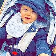 Liziano a rejoint le concours — aidez-le/la à gagner de superbes lots ! baby, child, stroller, hood, blue_clothing, bib, smile, happy, outdoor, hand, seatbelt, jacket, infant, person, cute, portrait, young, baby_boy, clothing, warm