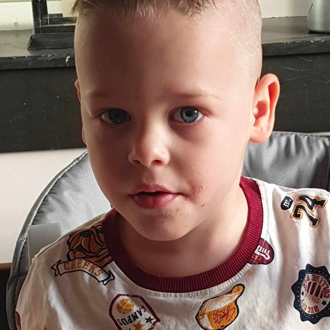 Amenzo a rejoint le concours — aidez-le/la à gagner de superbes lots ! baby, blonde, clothing, couch, face, frown, furniture, hair, head, homedecor, mohawkhairstyle, person, photography, portrait, sad, selfie, shirt, sitting, skin, t_shirt