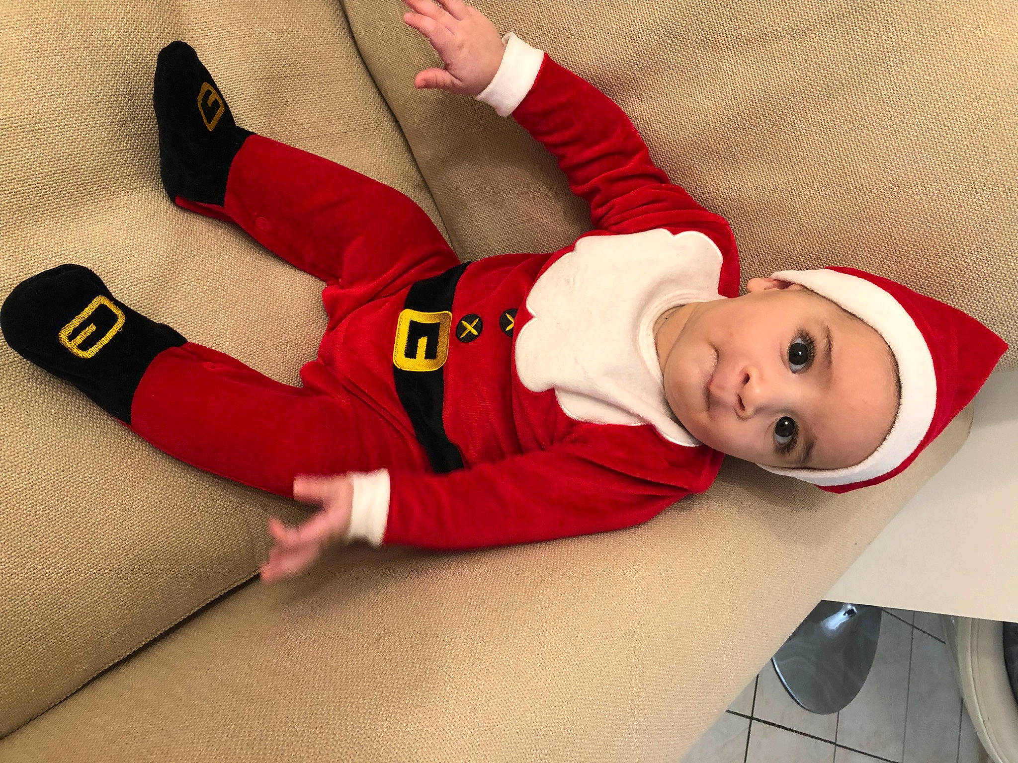 Milhân a rejoint le concours — aidez-le/la à gagner de superbes lots ! baby, baby_toddler_clothing, carmine, child, comfort, event, fictional_character, flooring, foot, happy, headwear, human_leg, knee, lap, mouse, person, sleeve, smile, sock, sportswear