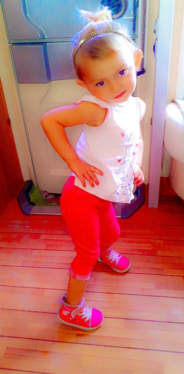 Zeliana participe au concours pour gagner de l'argent avec cette photo : cheek, child, footwear, leg, person, pink, shoe, thigh, toddler, toy