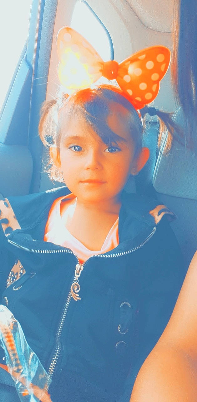 Ateliana a rejoint le concours — aidez-le/la à gagner de superbes lots ! beauty, black_hair, blue, child, cool, ear, eye, face, forehead, hair, hairstyle, head, lip, nose, orange, person, photography, selfie, skin, smile