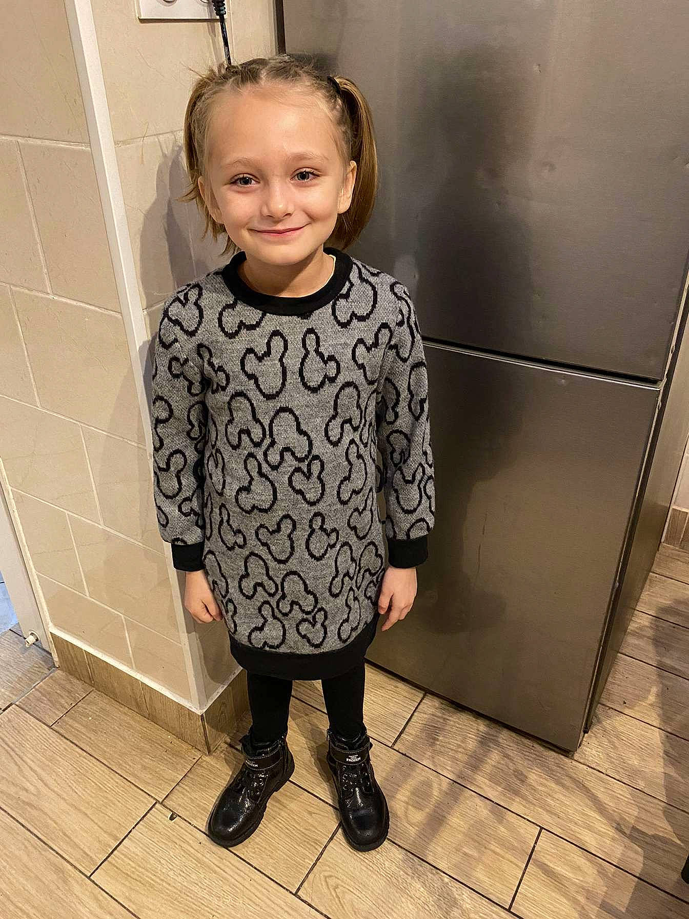 Leona participe au concours pour gagner de l'argent avec cette photo : baby_toddler_clothing, child, eyewear, fashion_accessory, fashion_design, floor, flooring, fun, happy, joy, knee, leggings, pattern, person, shoulder, sleeve, smile, t_shirt, toddler, waist