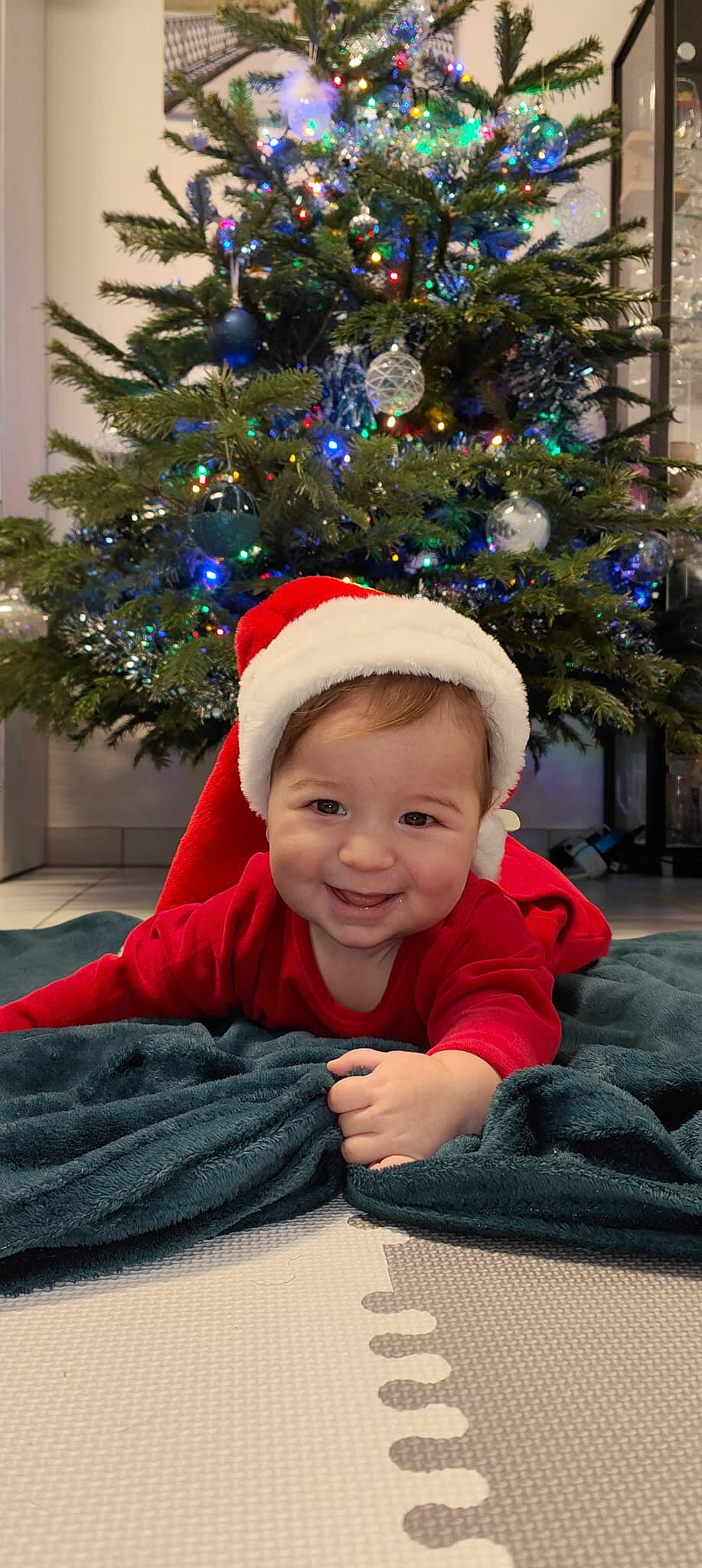Alex participe au concours pour gagner de l'argent avec cette photo : baby_laughing, christmas, christmas_decoration, christmas_eve, christmas_ornament, christmas_tree, event, eye, facial_expression, fun, happy, holiday, holiday_ornament, joy, ornament, person, plant, smile, standing, toddler