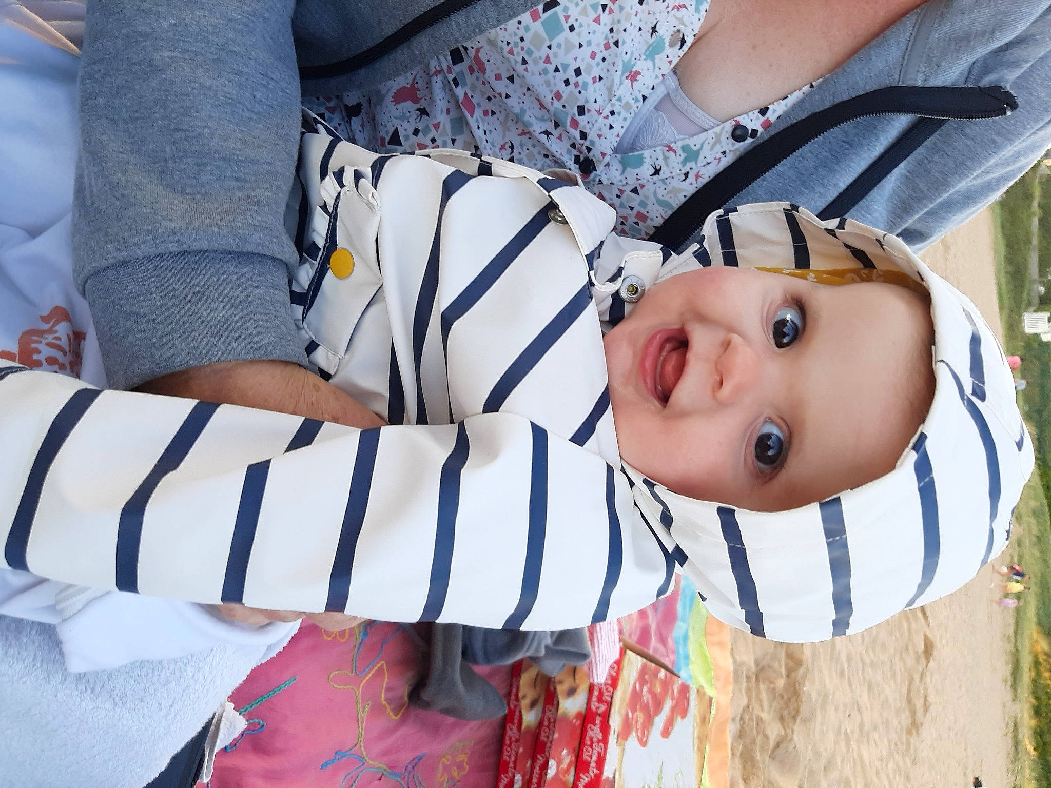 Mélina participe au concours pour gagner de l'argent avec cette photo : arm, baby, child, elbow, eyelash, eyewear, fashion_accessory, fun, gesture, grass, happy, headwear, leisure, pattern, person, plant, recreation, sitting, sleeve, toddler