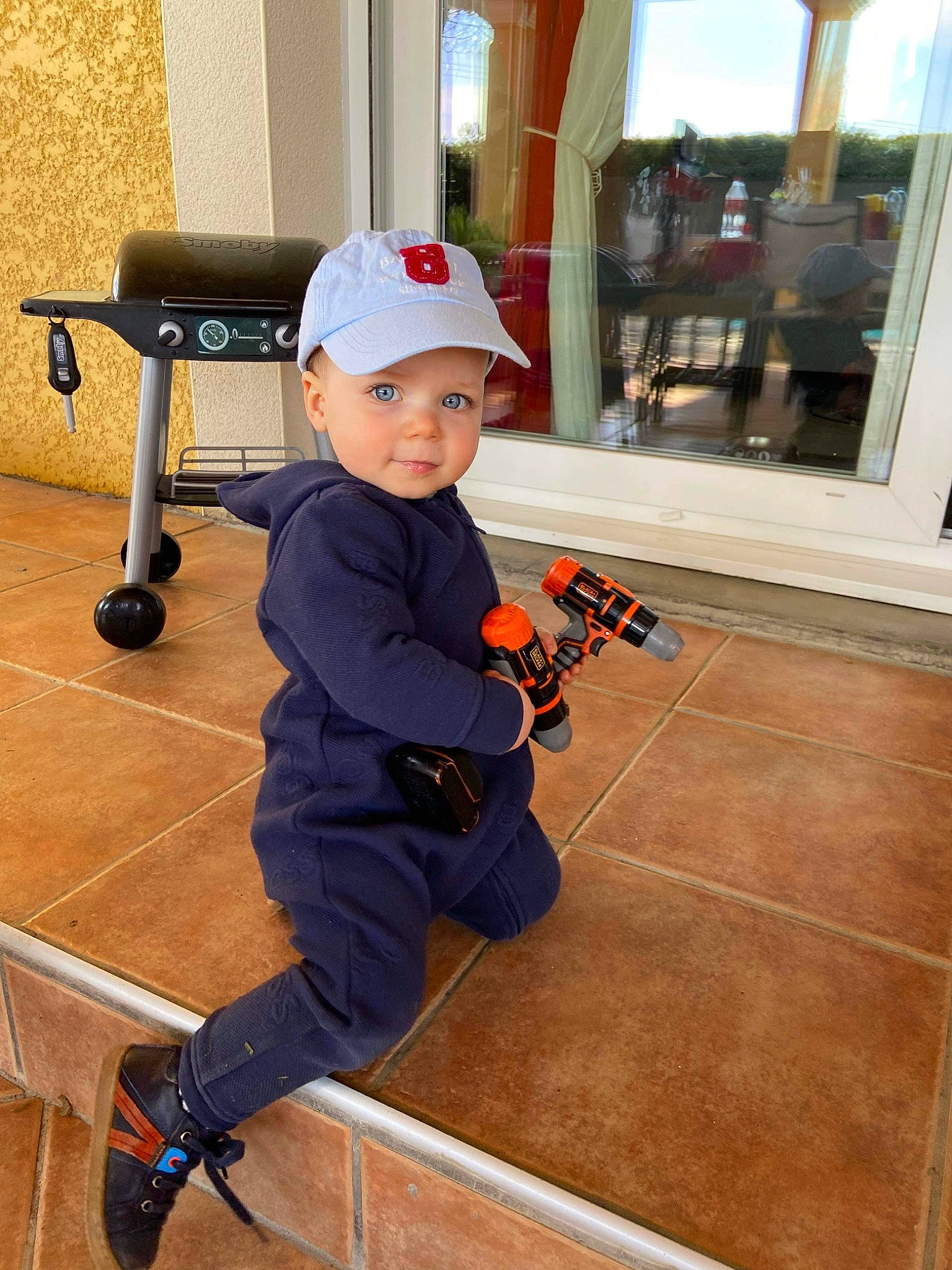Matéo a rejoint le concours — aidez-le/la à gagner de superbes lots ! baby, baby_toddler_clothing, boot, child, cleanliness, door, floor, flooring, fun, hardwood, headwear, pattern, person, personal_protective_equipment, room, sneakers, standing, sweatpant, toddler, varnish