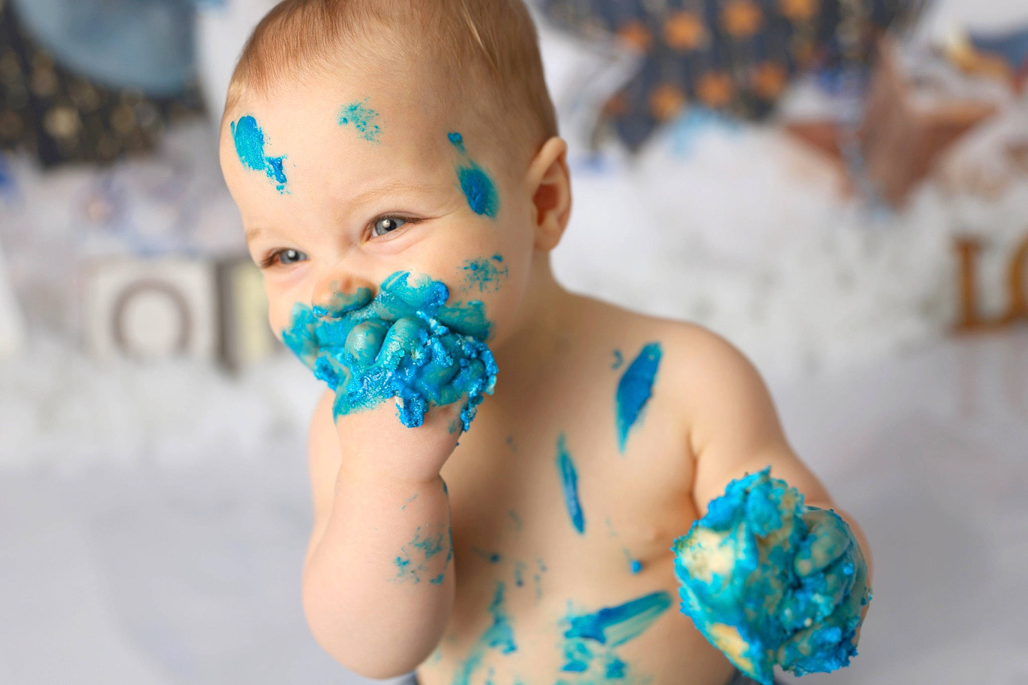 Matéo participe au concours pour gagner de l'argent avec cette photo : abdomen, aqua, azure, beard, chest, electric_blue, eye, eyelash, fashion_accessory, finger, happy, head, jewellery, leisure, neck, person, skin, tattoo, temporary_tattoo, toddler