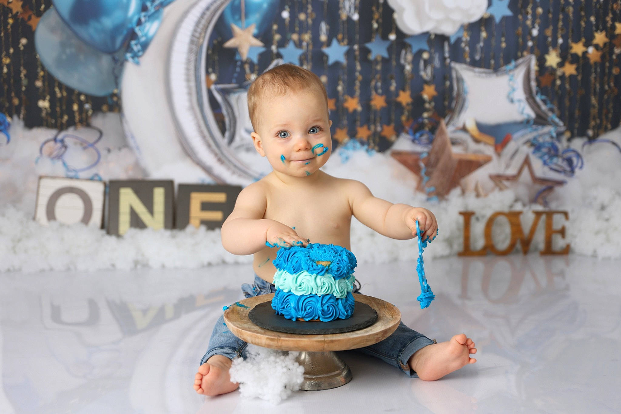 Matéo participe au concours pour gagner de l'argent avec cette photo : aqua, azure, baked_goods, birthday_cake, blue, cake, cake_decorating, cake_decorating_supply, child, dessert, electric_blue, event, food, happy, icing, joy, person, smile, sugar_cake, sugar_paste
