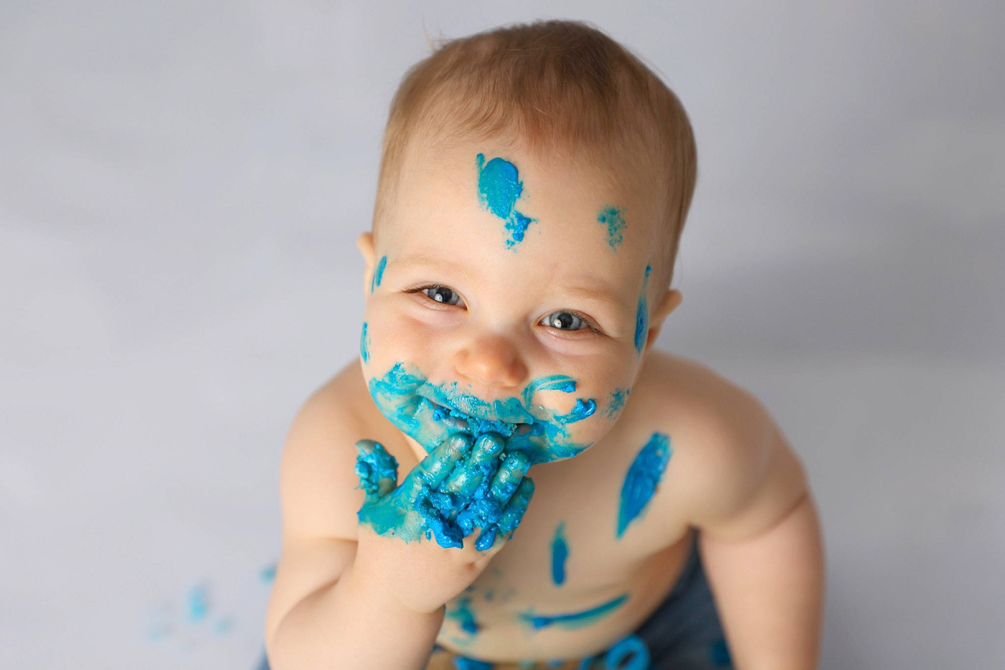 Matéo participe au concours pour gagner de l'argent avec cette photo : arm, baby, bathing, beard, chest, electric_blue, eye, eyelash, finger, flash_photography, gesture, hand, happy, human_body, iris, nail, person, thumb, toddler, toy
