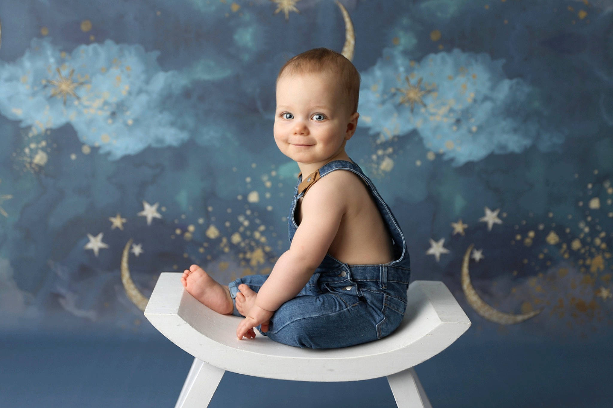 Matéo a rejoint le concours — aidez-le/la à gagner de superbes lots ! animation, arm, art, cg_artwork, child, cloud, electric_blue, flash_photography, fun, graphic_design, happy, illustration, joy, leisure, people_in_nature, person, sitting, sky, smile, space