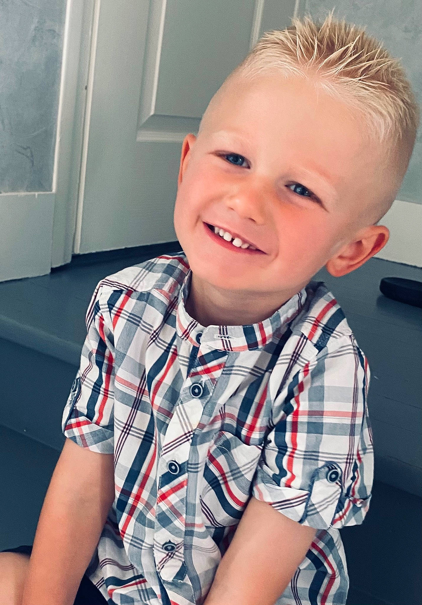 Gabin participe au concours pour gagner de l'argent avec cette photo : arm, cheek, chin, eye, eyebrow, facial_expression, forehead, hair, head, human, iris, joint, joy, lip, mouth, neck, nose, person, shoulder, skin