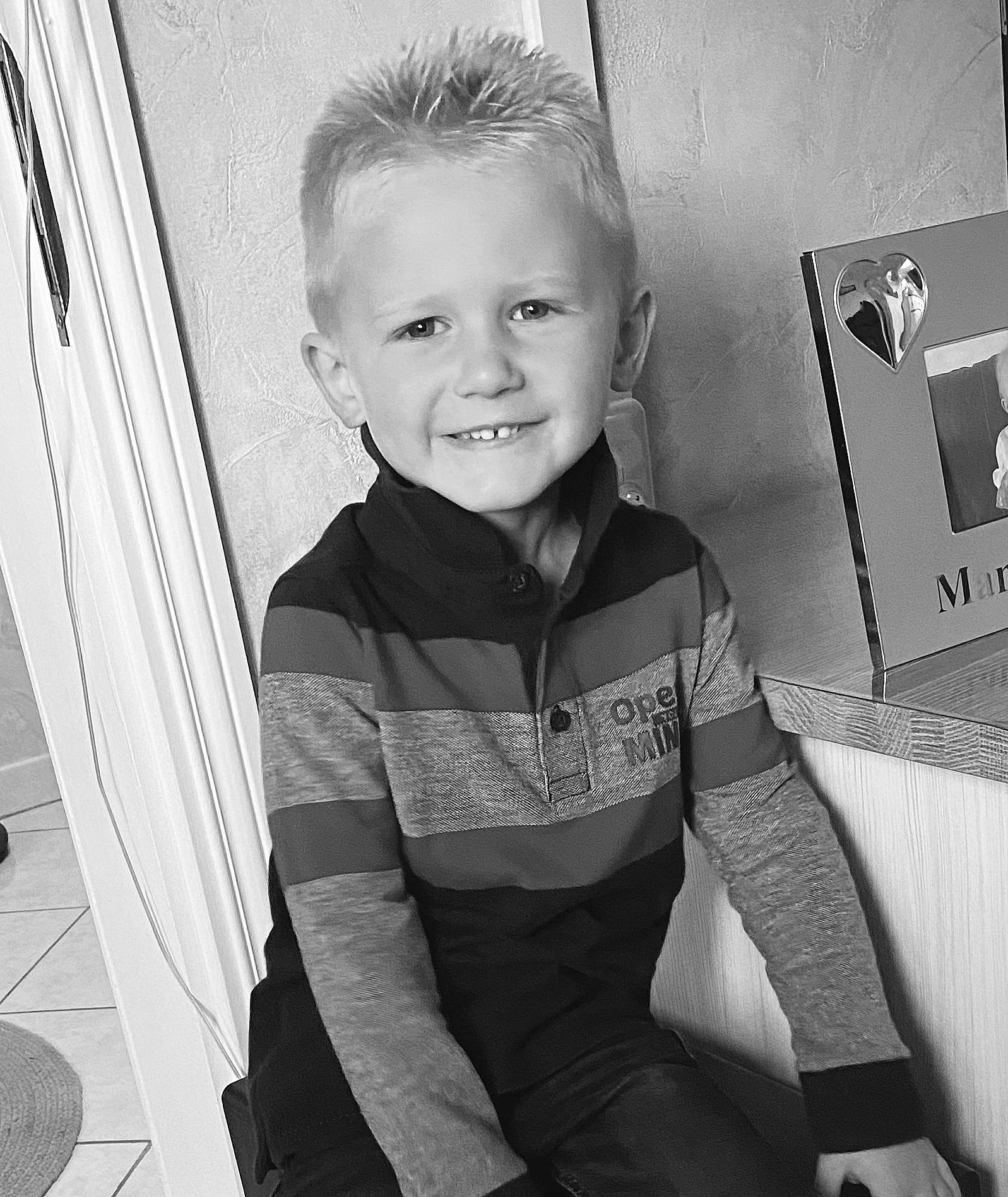 Gabin participe au concours pour gagner de l'argent avec cette photo : arm, black, black_and_white, cheek, cool, facial_expression, flash_photography, hairstyle, hand, happy, head, human, joy, mammal, organ, person, photograph, sleeve, smile, standing