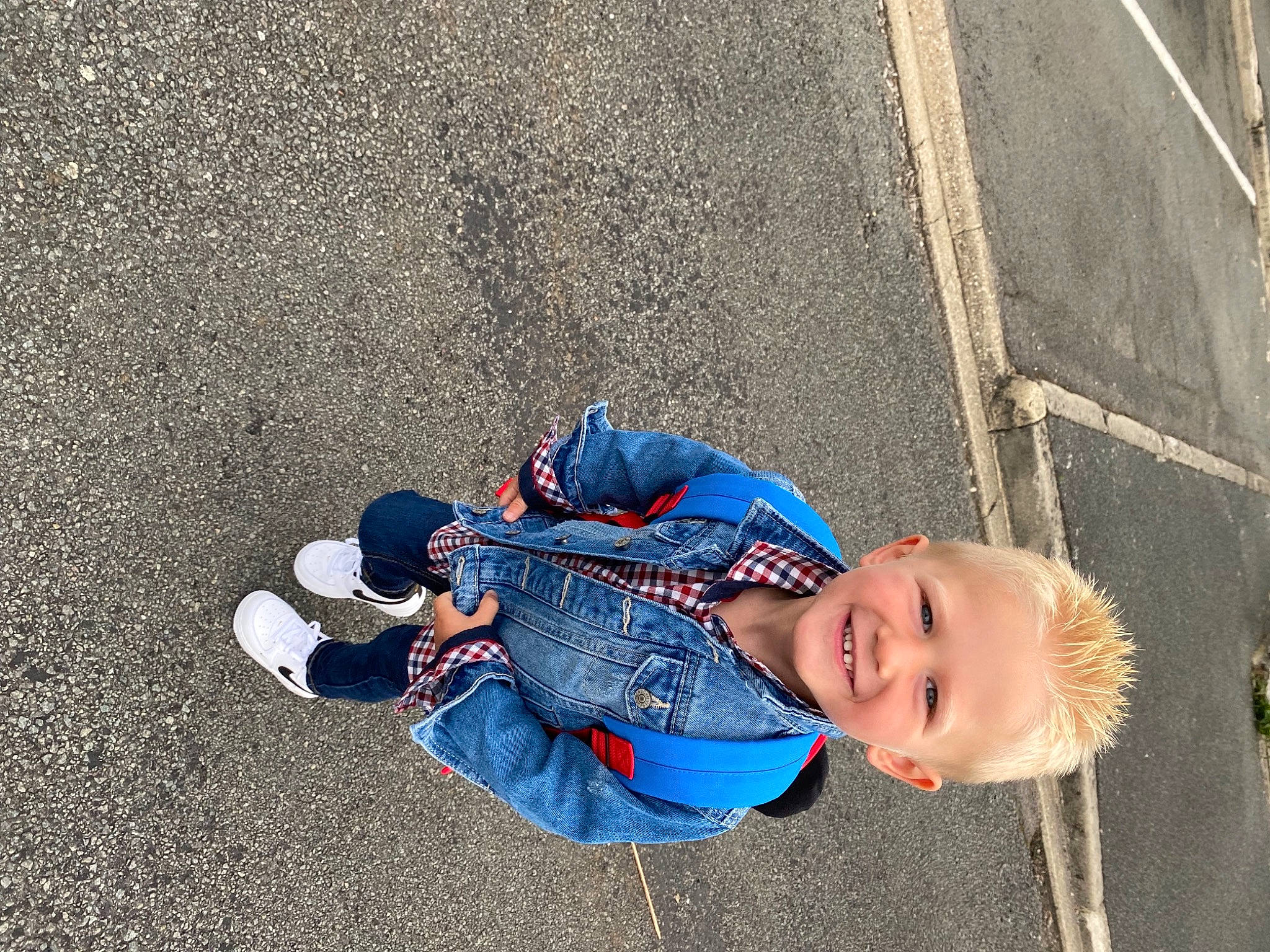 Gabin a rejoint le concours — aidez-le/la à gagner de superbes lots ! asphalt, baby, child, city, concrete, electric_blue, fun, grass, hat, joy, leg, leisure, person, recreation, road_surface, shadow, sitting, smile, toddler, tree