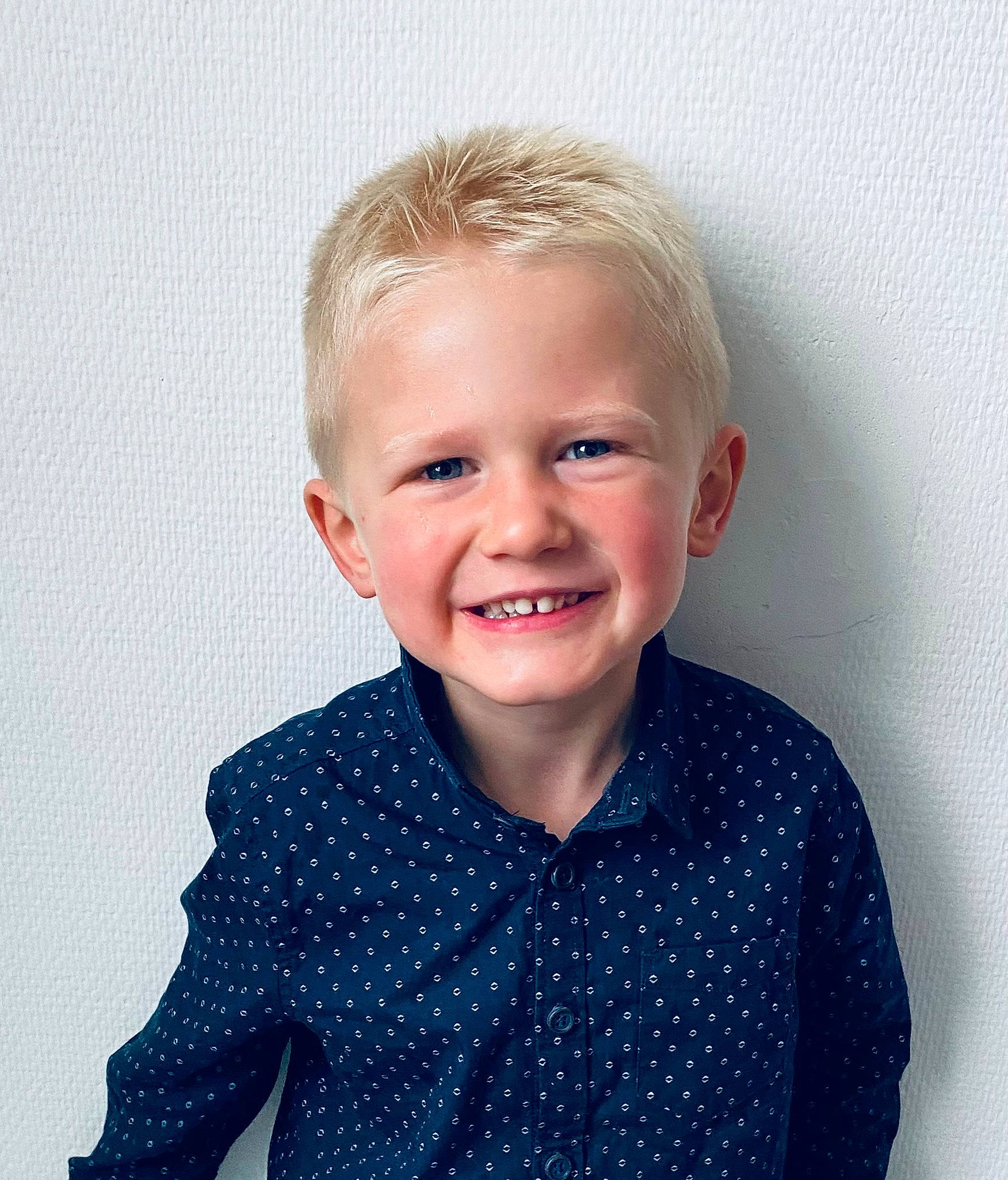 Gabin participe au concours pour gagner de l'argent avec cette photo : baby_toddler_clothing, blond, cheek, child, chin, clothing, collar, denim, dress_shirt, electric_blue, face, happy, head, joy, neck, pattern, person, plaid, sleeve, smile