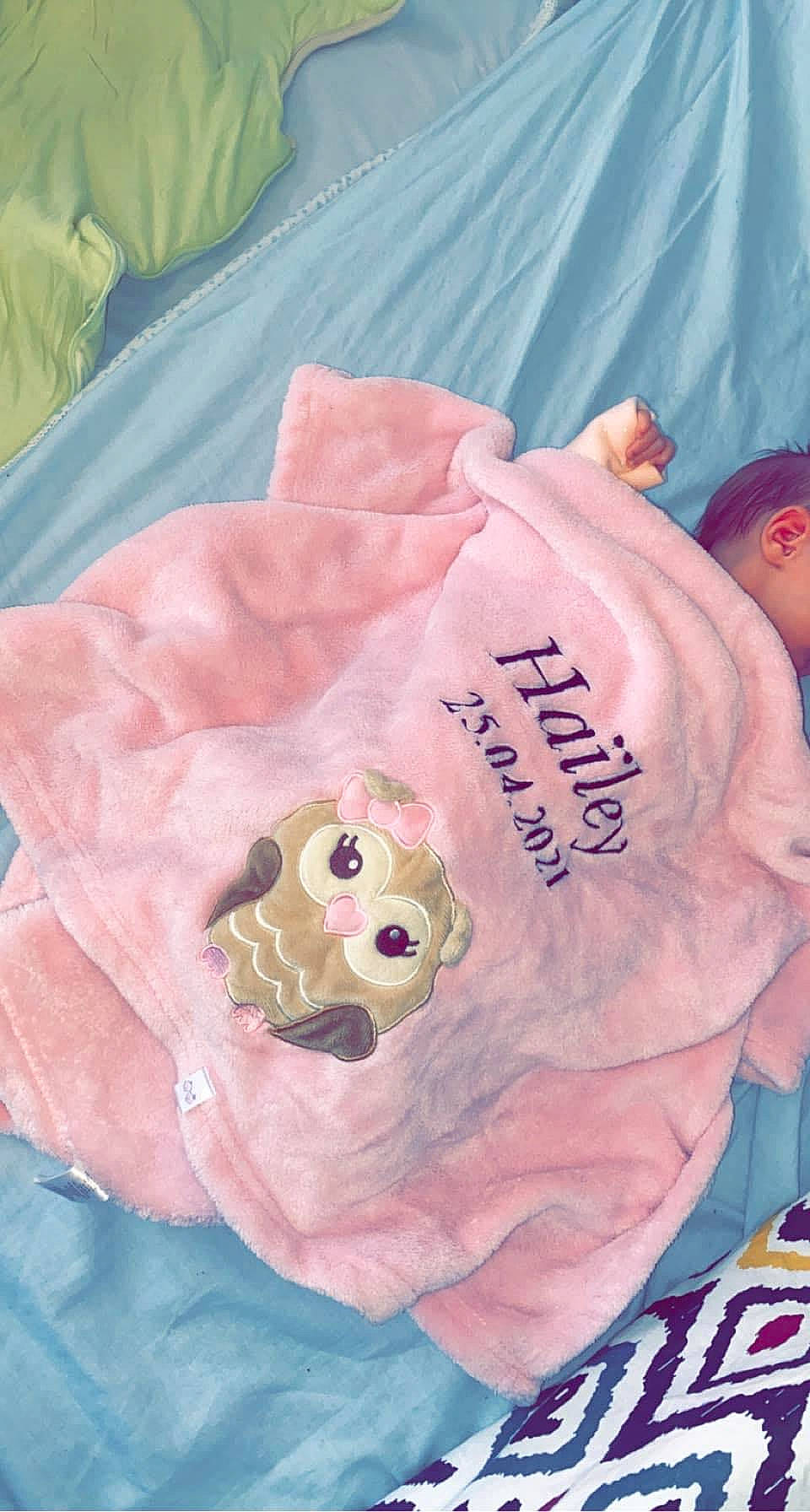 Haïley participe au concours pour gagner de l'argent avec cette photo : baby_products, baby_toddler_clothing, bag, child, circle, comfort_food, font, linens, magenta, packing_materials, pattern, peach, person, pink, plastic_bag, plush, sleeve, stuffed_toy, t_shirt, teddy_bear