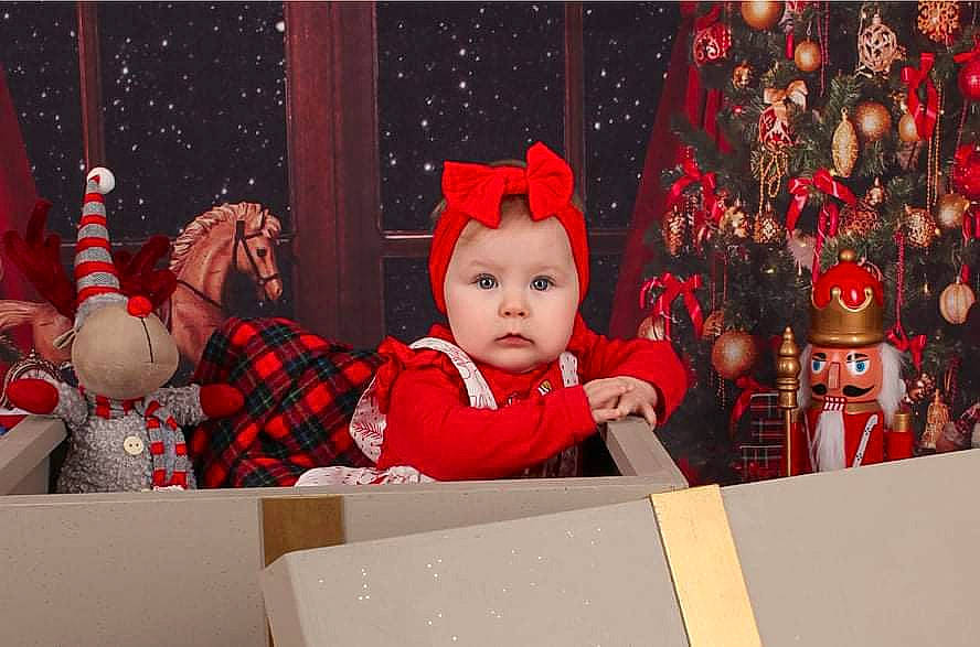 Haïley participe au concours pour gagner de l'argent avec cette photo : carmine, christmas, christmas_decoration, christmas_eve, christmas_ornament, decoration, event, facial_expression, fictional_character, fun, happy, headwear, holiday, interior_design, ornament, person, red, santa_claus, tartan, toddler