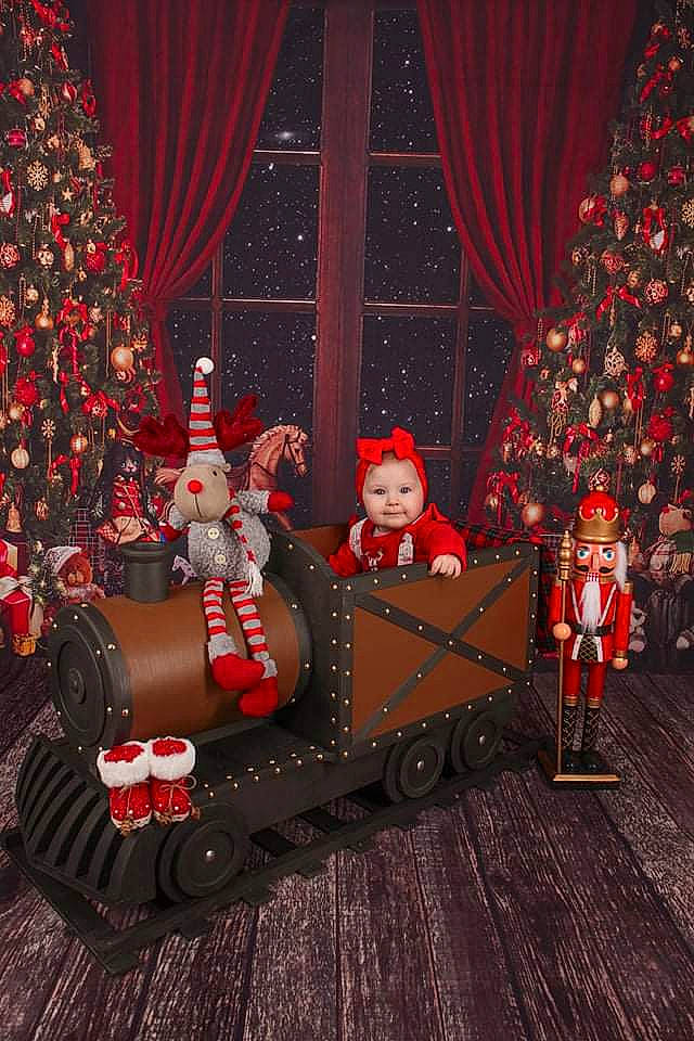 Haïley participe au concours pour gagner de l'argent avec cette photo : black, christmas, christmas_decoration, christmas_eve, christmas_ornament, christmas_tree, curtain, decoration, event, headwear, holiday, holiday_ornament, light, lighting, ornament, person, plant, red, santa_claus, tradition